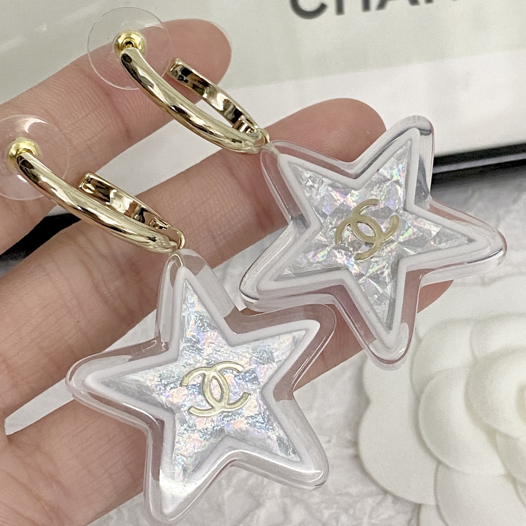 编码E2536 🛍香奈儿耳钉热销🔥爆上新🆕🆕🆕😎CHAN 24 亚克力星星弯钩耳环🤩白色亚克力➕银色七彩