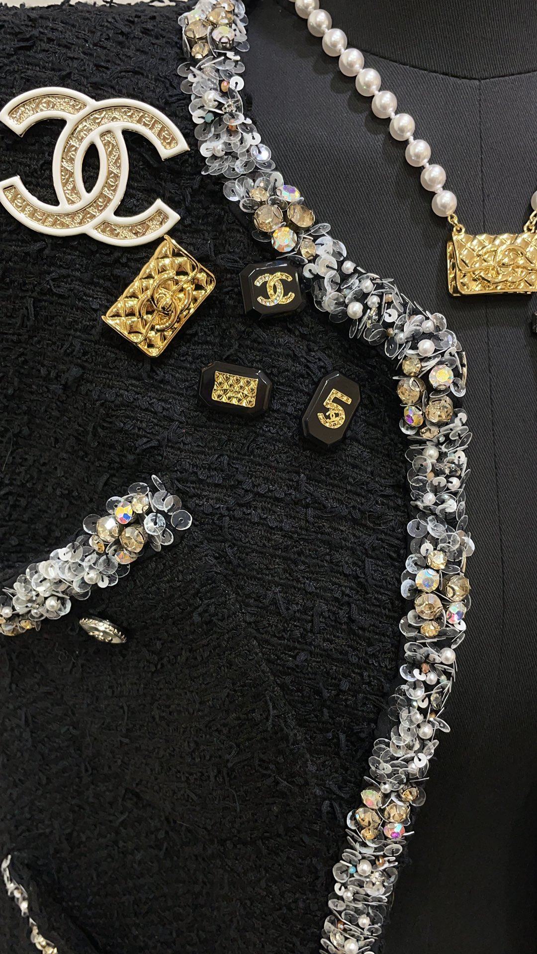 NO:677949,88240, Today's new three-piece brooch set 23K new black acrylic small square gold size 5 double C diamond bag brooch set Number 5 diamond bag classic double C A set contains three small brooches, very cute, many daily uses, very retro vintage feeling, z version customization, Swarovski diamond super flash, a must-have for fairies, brooch, breastpin, Cardia high-end jewelry1986090988240,今日新品胸针三件套 23K新款黑色亚克力小方块金色5号双C菱格纹包包胸针套装 数字五号菱格纹包包经典双C 一套包含三个小胸针 巨可爱 日常用途超多 很有复古vintage的感觉 z版定制 施华洛钻超闪 仙女必备,,brooch，breastpin,卡迪亚高端饰品,Jewelry