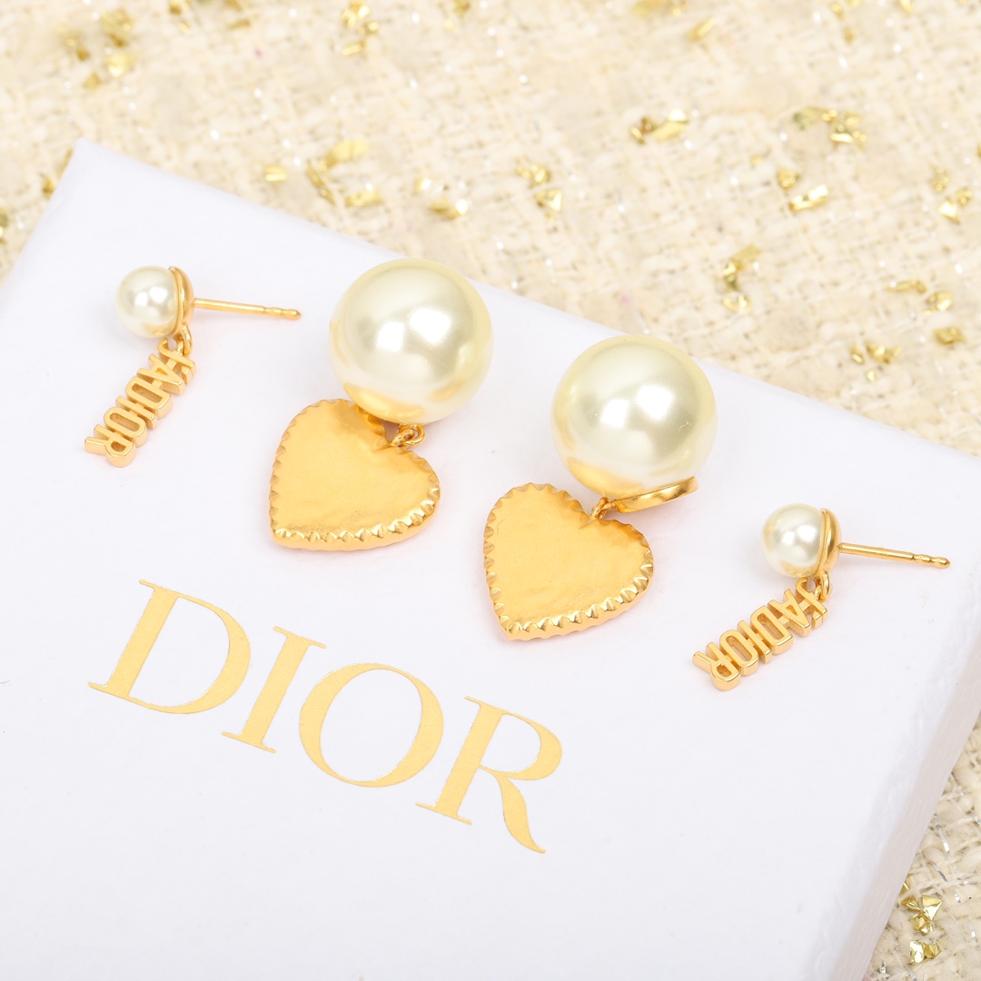 官网5200量大咨询客Fu！Dior爱心珍珠耳钉超美怎么搭配怎么好看️一致官网特定的色珠不是那种全白的而
