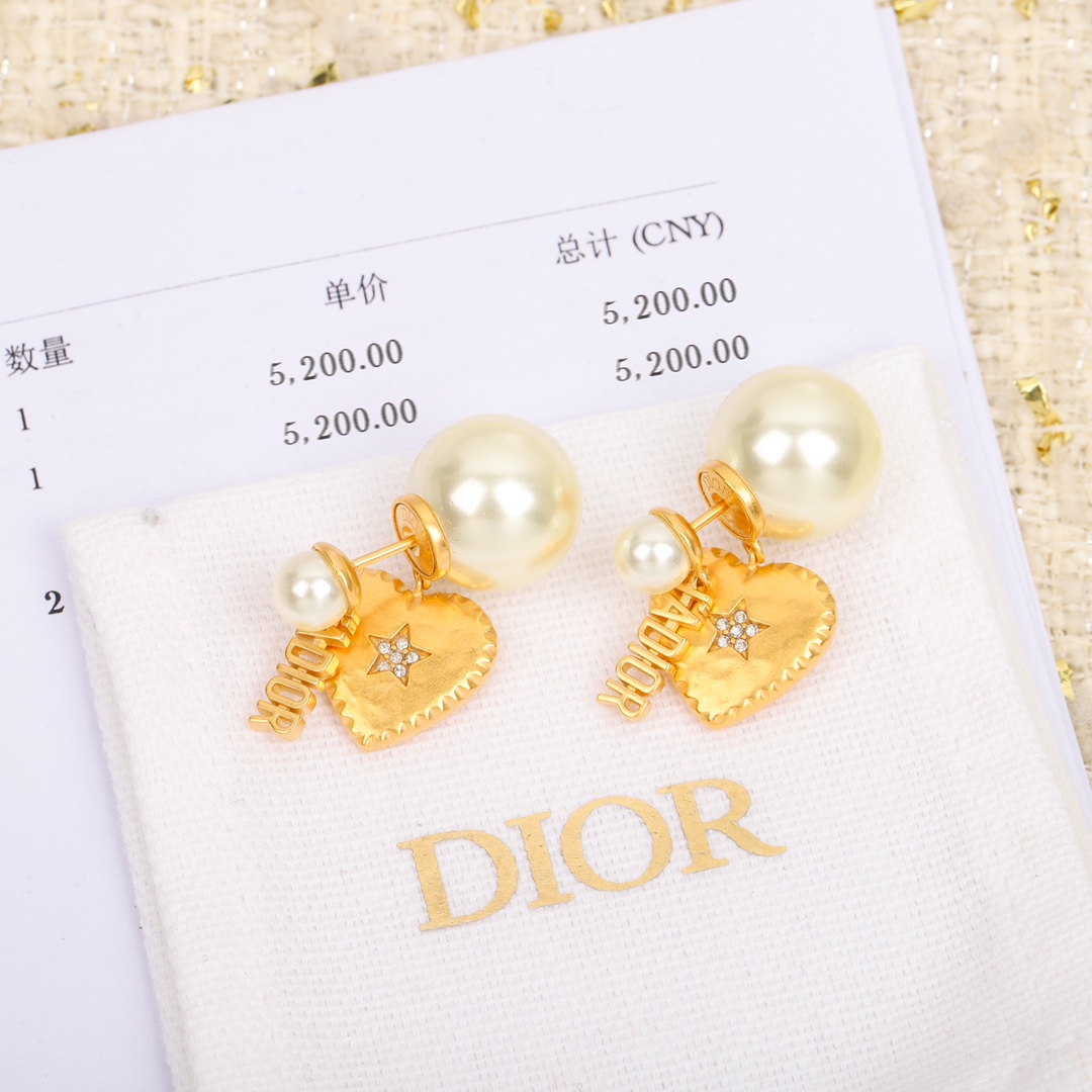 官网5200量大咨询客Fu！Dior爱心珍珠耳钉超美怎么搭配怎么好看️一致官网特定的色珠不是那种全白的而