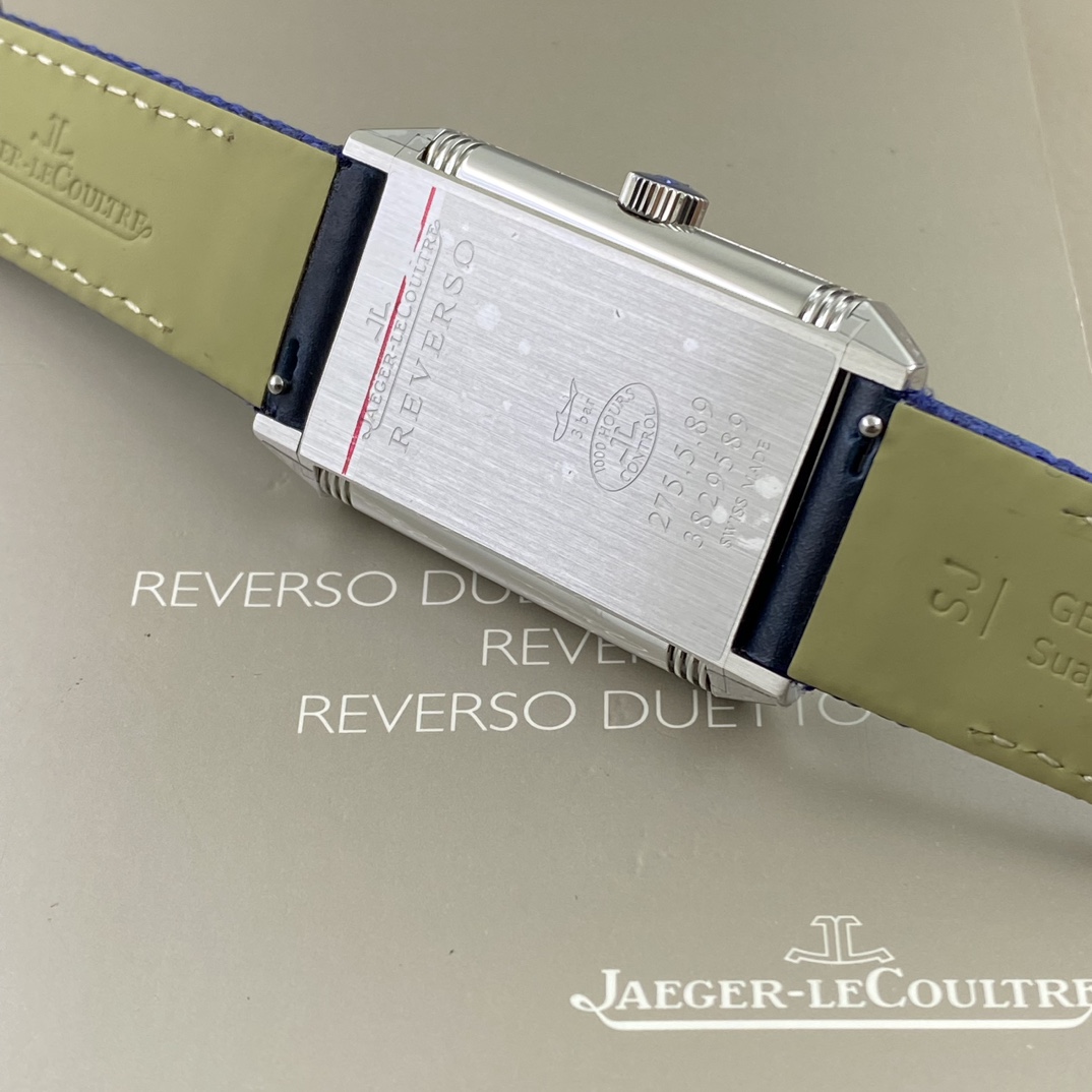 REVERSO TRIBUTE翻转系列小秒针腕表
手动上弦机械，动力储存45小时
尺寸：45.6 x 27.4 x 8.5
316精钢打造，蓝宝石玻璃
经典之作，时尚演绎，放射状纹饰，镶嵌时标
轨道式分钟刻度，太子妃指针，
醒目配色，鲜明而神秘的色彩，凸显不凡气质，
别致小牛皮帆布双材质表带，复古油蜡皮，鳄鱼皮，手工明针缝线，多种风格搭配可选。