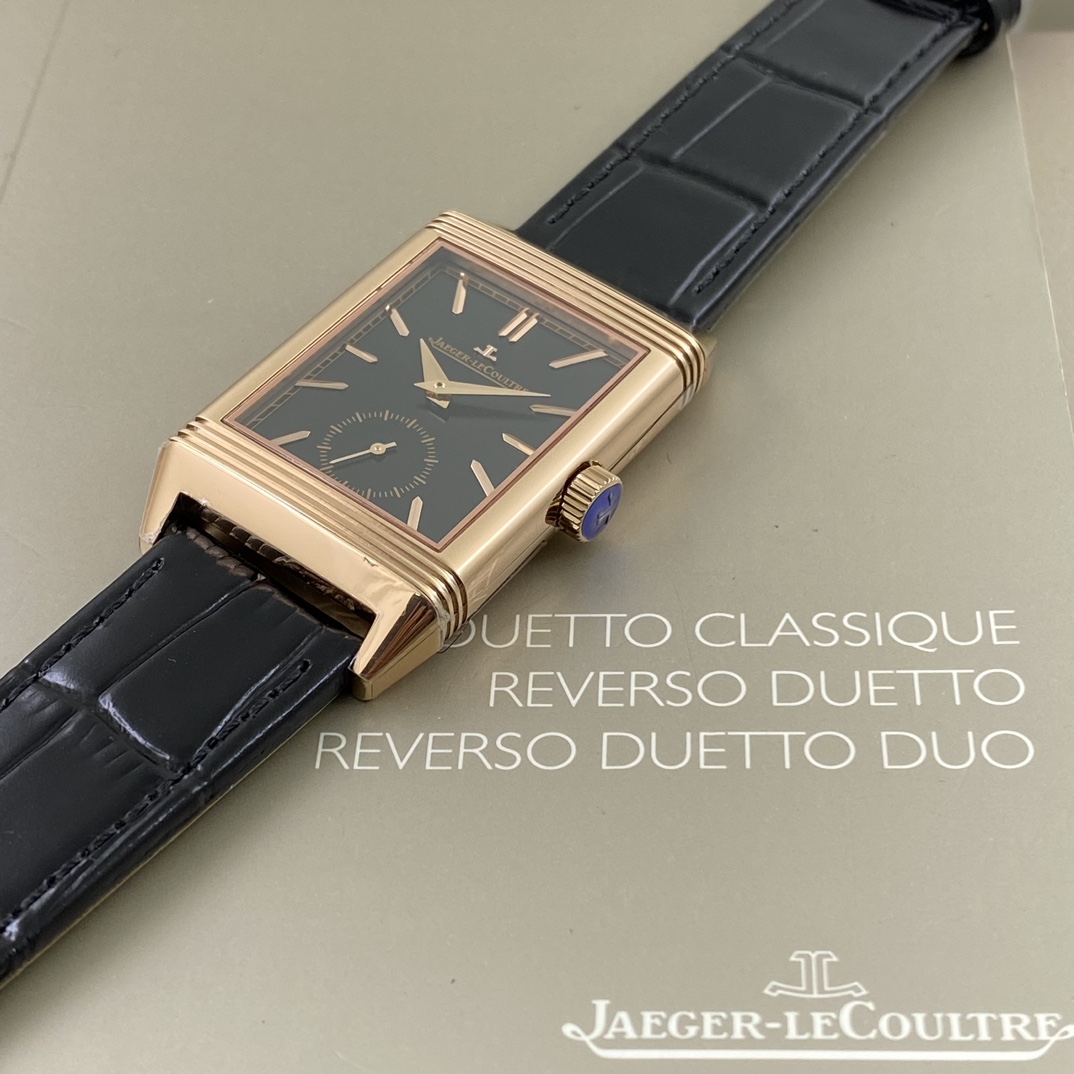 REVERSO TRIBUTE翻转系列小秒针腕表
手动上弦机械，动力储存45小时
尺寸：45.6 x 27.4 x 8.5
316精钢打造，蓝宝石玻璃
经典之作，时尚演绎，放射状纹饰，镶嵌时标
轨道式分钟刻度，太子妃指针，
醒目配色，鲜明而神秘的色彩，凸显不凡气质，
别致小牛皮帆布双材质表带，复古油蜡皮，鳄鱼皮，手工明针缝线，多种风格搭配可选。