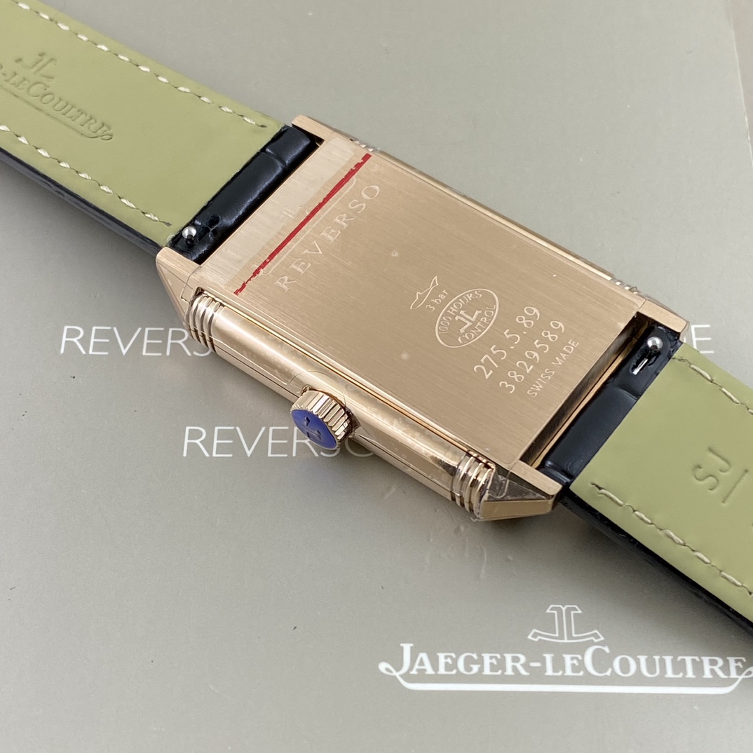 REVERSO TRIBUTE翻转系列小秒针腕表
手动上弦机械，动力储存45小时
尺寸：45.6 x 27.4 x 8.5
316精钢打造，蓝宝石玻璃
经典之作，时尚演绎，放射状纹饰，镶嵌时标
轨道式分钟刻度，太子妃指针，
醒目配色，鲜明而神秘的色彩，凸显不凡气质，
别致小牛皮帆布双材质表带，复古油蜡皮，鳄鱼皮，手工明针缝线，多种风格搭配可选。