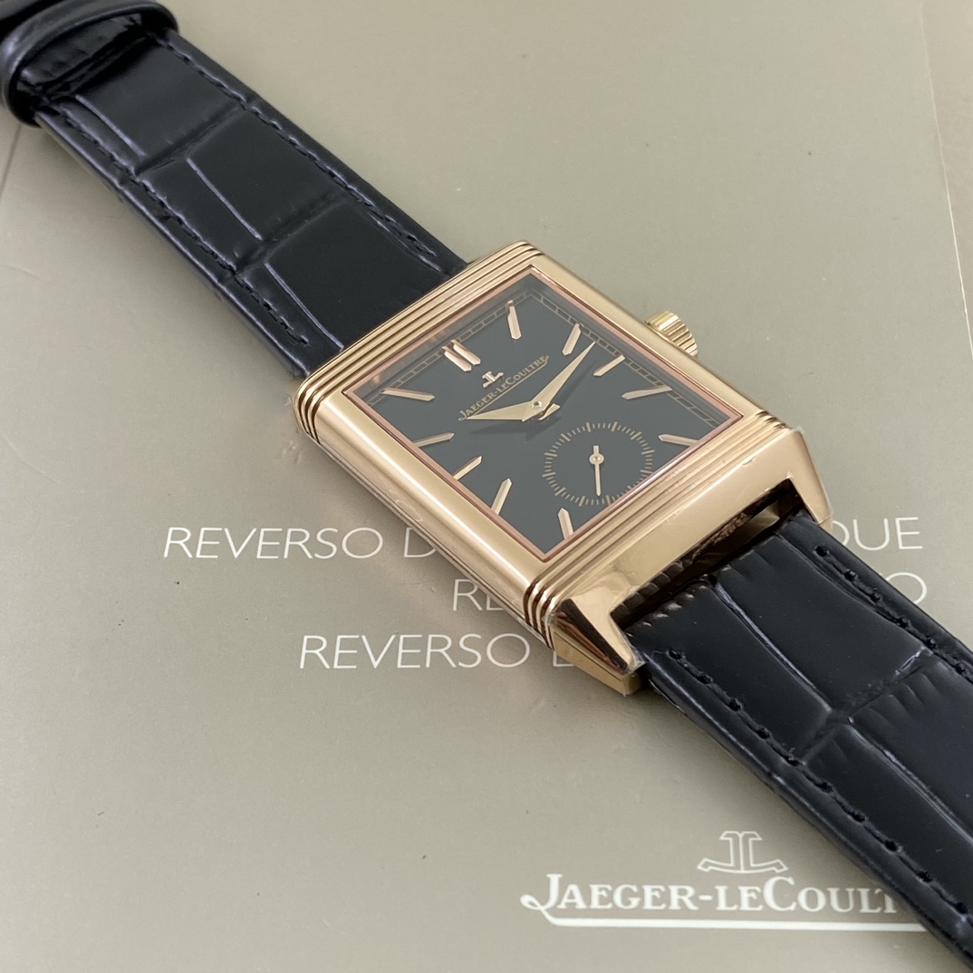 REVERSO TRIBUTE翻转系列小秒针腕表
手动上弦机械，动力储存45小时
尺寸：45.6 x 27.4 x 8.5
316精钢打造，蓝宝石玻璃
经典之作，时尚演绎，放射状纹饰，镶嵌时标
轨道式分钟刻度，太子妃指针，
醒目配色，鲜明而神秘的色彩，凸显不凡气质，
别致小牛皮帆布双材质表带，复古油蜡皮，鳄鱼皮，手工明针缝线，多种风格搭配可选。
