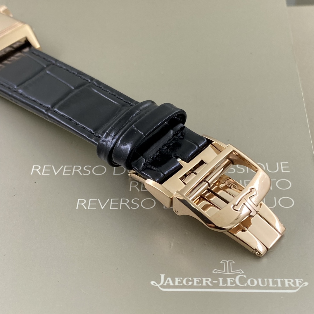 REVERSO TRIBUTE翻转系列小秒针腕表
手动上弦机械，动力储存45小时
尺寸：45.6 x 27.4 x 8.5
316精钢打造，蓝宝石玻璃
经典之作，时尚演绎，放射状纹饰，镶嵌时标
轨道式分钟刻度，太子妃指针，
醒目配色，鲜明而神秘的色彩，凸显不凡气质，
别致小牛皮帆布双材质表带，复古油蜡皮，鳄鱼皮，手工明针缝线，多种风格搭配可选。