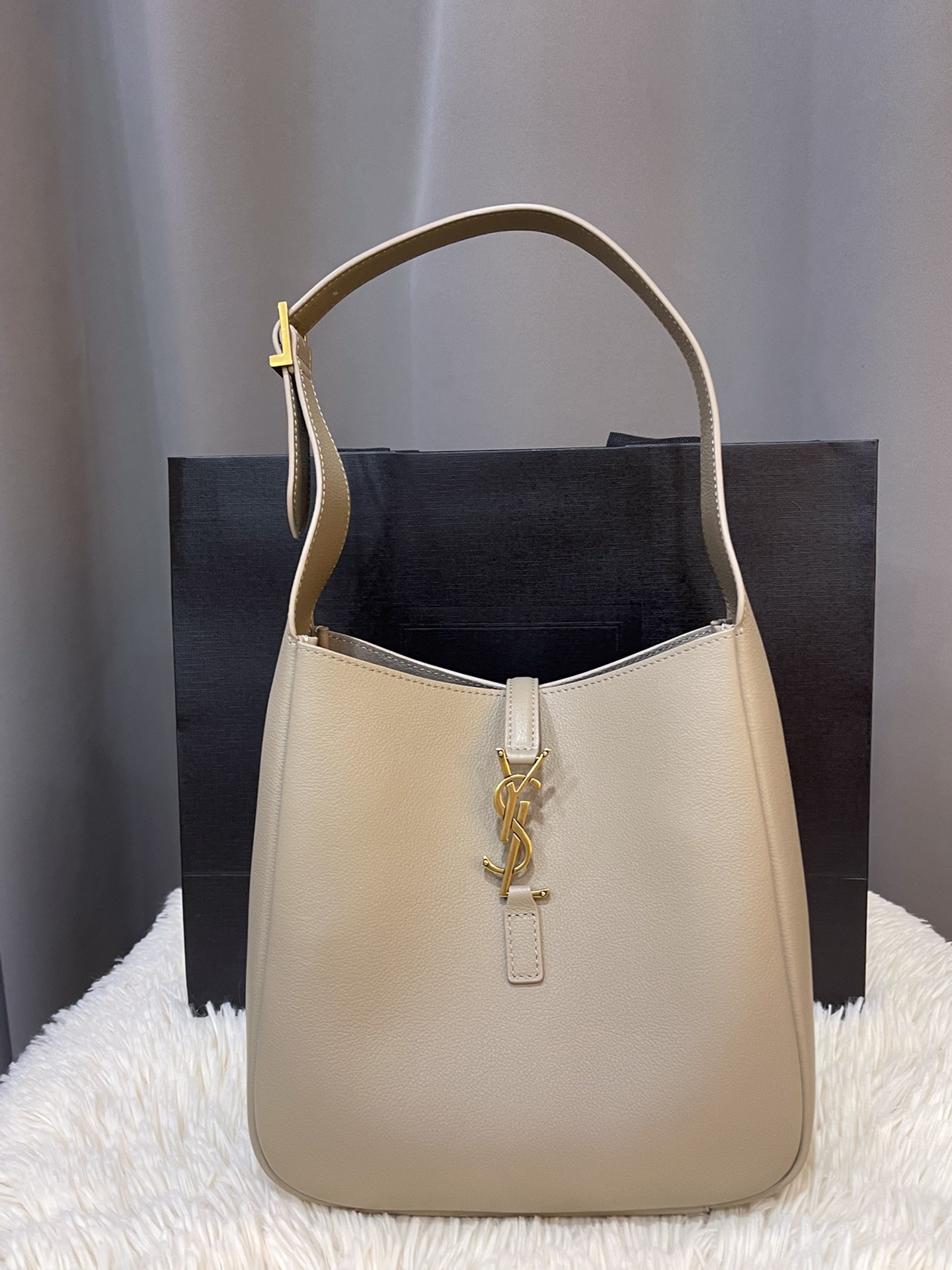 NO:176143,Authentic grade original leather ROSE autumn and winter new style, milk tea gold buckle, same style as Korean celebrity Hobo!! This year, the underarm bag Y is so popular that it is late but it is here!  !  The outline of the bag is simple and three-dimensional, and it looks hard but not too sharp. Paired with the brand's iconic plug-in buckle, the overall style gives people a unique temperament that is both classic and elegant, and fashionable and modern. Model 713938 Milk tea gold buckle original leather Size 23x22x8cm, YSL, saint laurent19860909正品级 原厂皮 ROSE秋冬新款,奶茶金扣 韩国明星同款Hobo!!今年火到爆炸的腋下包Y家虽迟但到！！包包身轮廓简洁、立体,看上去硬挺却不会太凌厉.搭配上品牌标志性的插入式包扣,整体给人一种既经典优雅,又很时髦现代的独特气质. 型号713938 奶茶金扣原厂皮 尺寸23x22x8cm,YSL,saint laurent,Bag