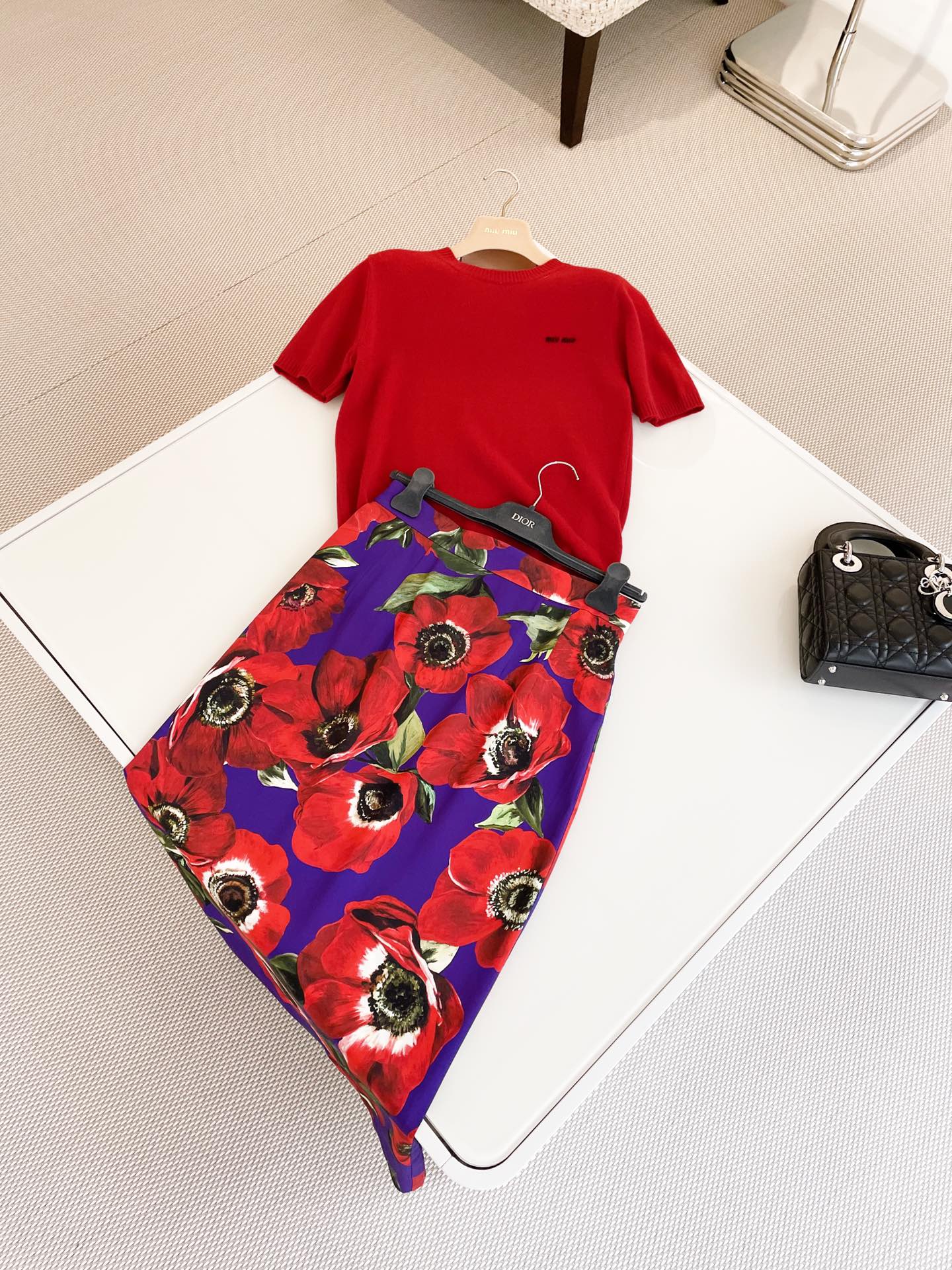 Miu Mi 24新年 正红色刺绣羊绒针织上衣胸前miu徽标赋予这款羊绒毛衣鲜明的个性，时尚简洁的线条非常百搭 对比色圆领则作为精美的点睛之笔（此款年后出货）