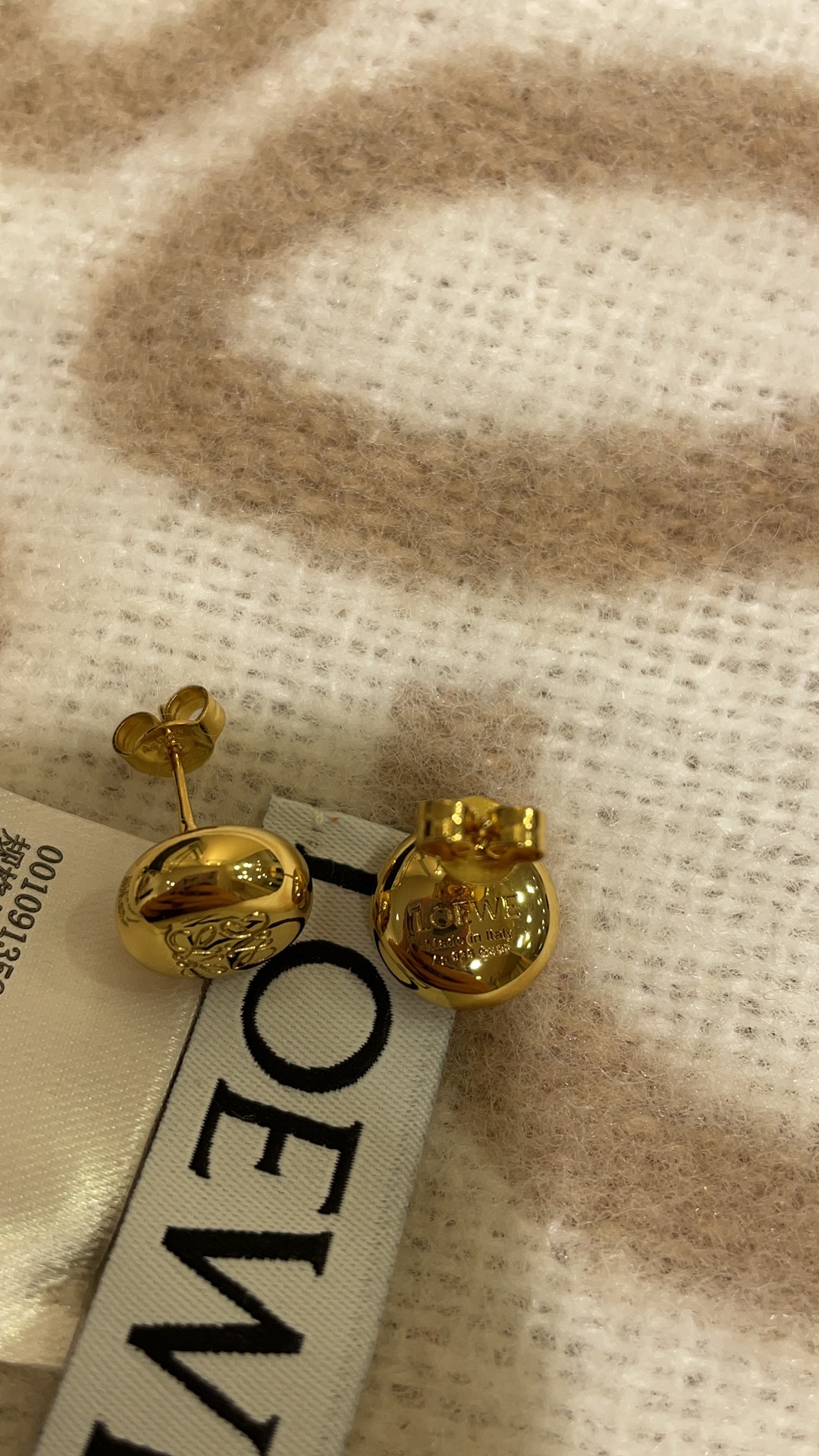 今日到货🆕购入yb
𝐿𝑂𝐸𝑊𝐸 新款金色Anagram纽扣小圆豆耳钉

可可爱爱的金色小纽扣 圆润饱满
金属亮面➕logo 极简与高级感的融合 
真的是一眼惊艳 各种风格都能驾驭
yb银材质 定制款黄铜材质真金电镀
