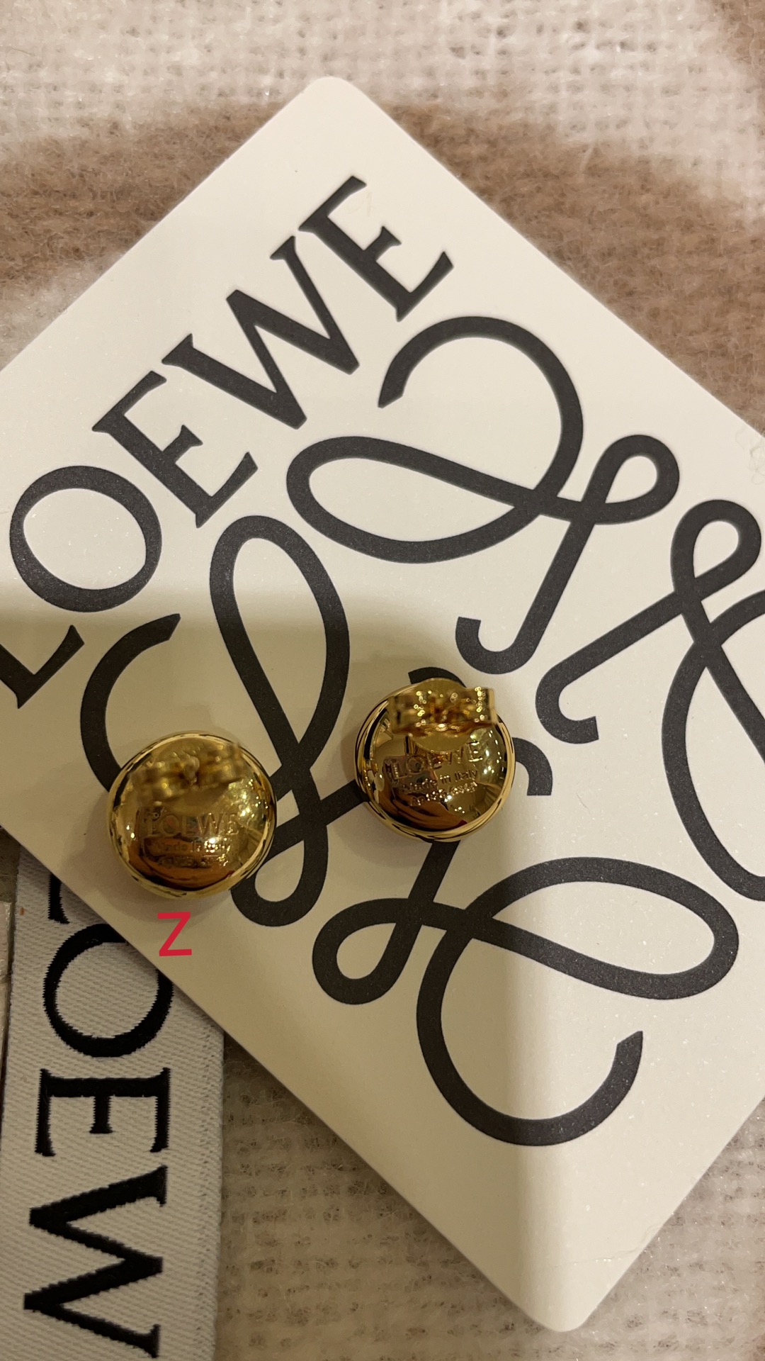 今日到货🆕购入yb
𝐿𝑂𝐸𝑊𝐸 新款金色Anagram纽扣小圆豆耳钉

可可爱爱的金色小纽扣 圆润饱满
金属亮面➕logo 极简与高级感的融合 
真的是一眼惊艳 各种风格都能驾驭
yb银材质 定制款黄铜材质真金电镀
