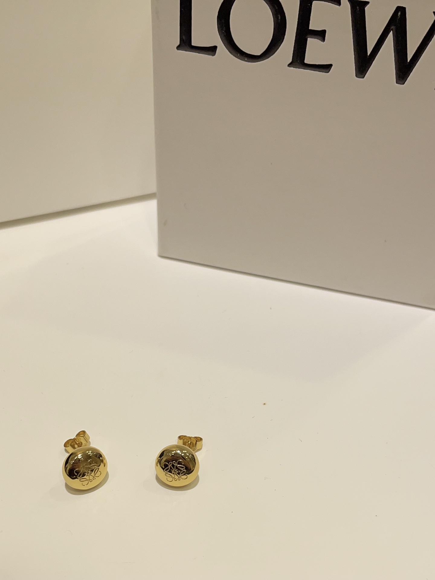 今日到货🆕购入yb
𝐿𝑂𝐸𝑊𝐸 新款金色Anagram纽扣小圆豆耳钉

可可爱爱的金色小纽扣 圆润饱满
金属亮面➕logo 极简与高级感的融合 
真的是一眼惊艳 各种风格都能驾驭
yb银材质 定制款黄铜材质真金电镀
