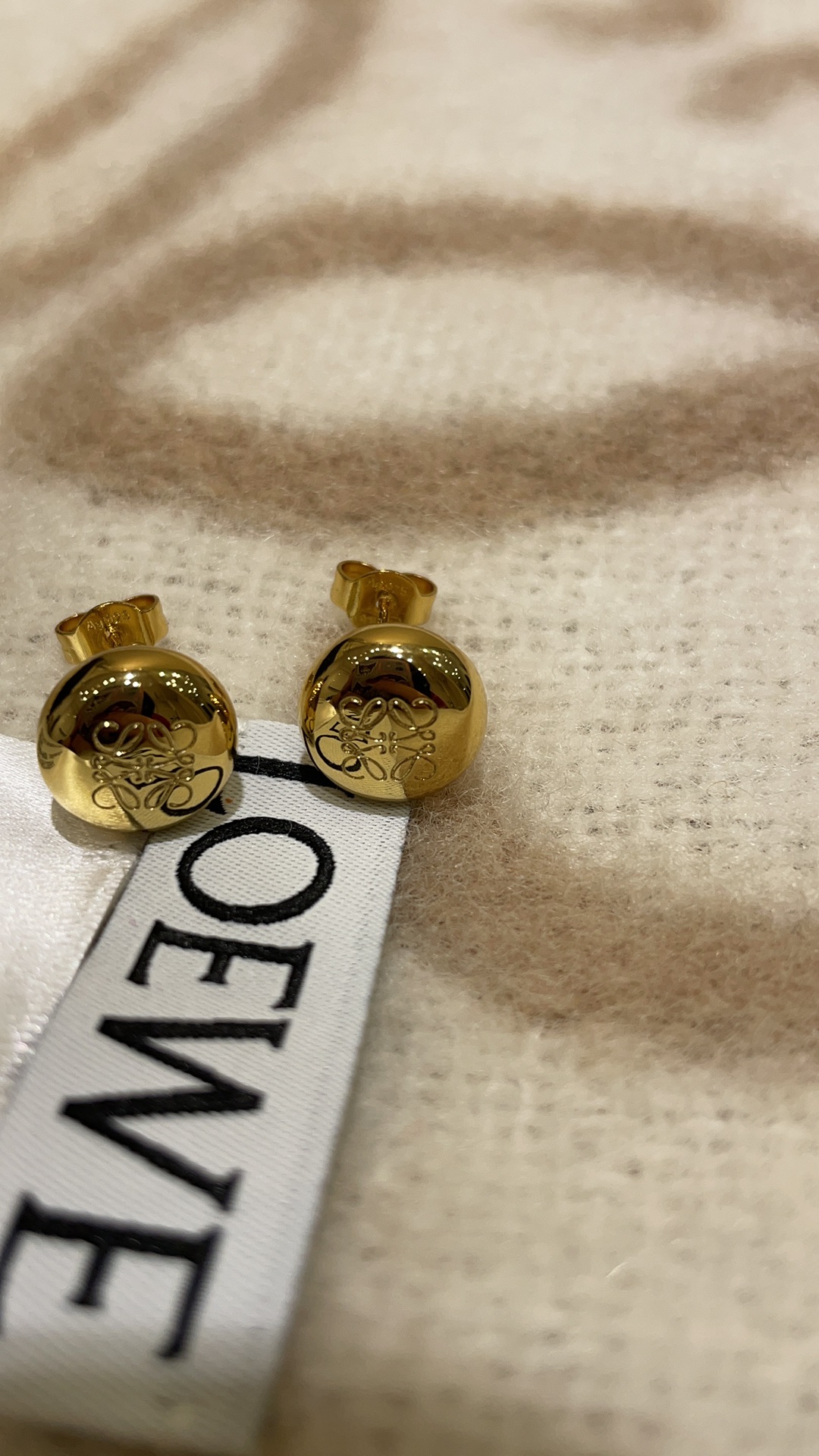 今日到货🆕购入yb
𝐿𝑂𝐸𝑊𝐸 新款金色Anagram纽扣小圆豆耳钉

可可爱爱的金色小纽扣 圆润饱满
金属亮面➕logo 极简与高级感的融合 
真的是一眼惊艳 各种风格都能驾驭
yb银材质 定制款黄铜材质真金电镀
