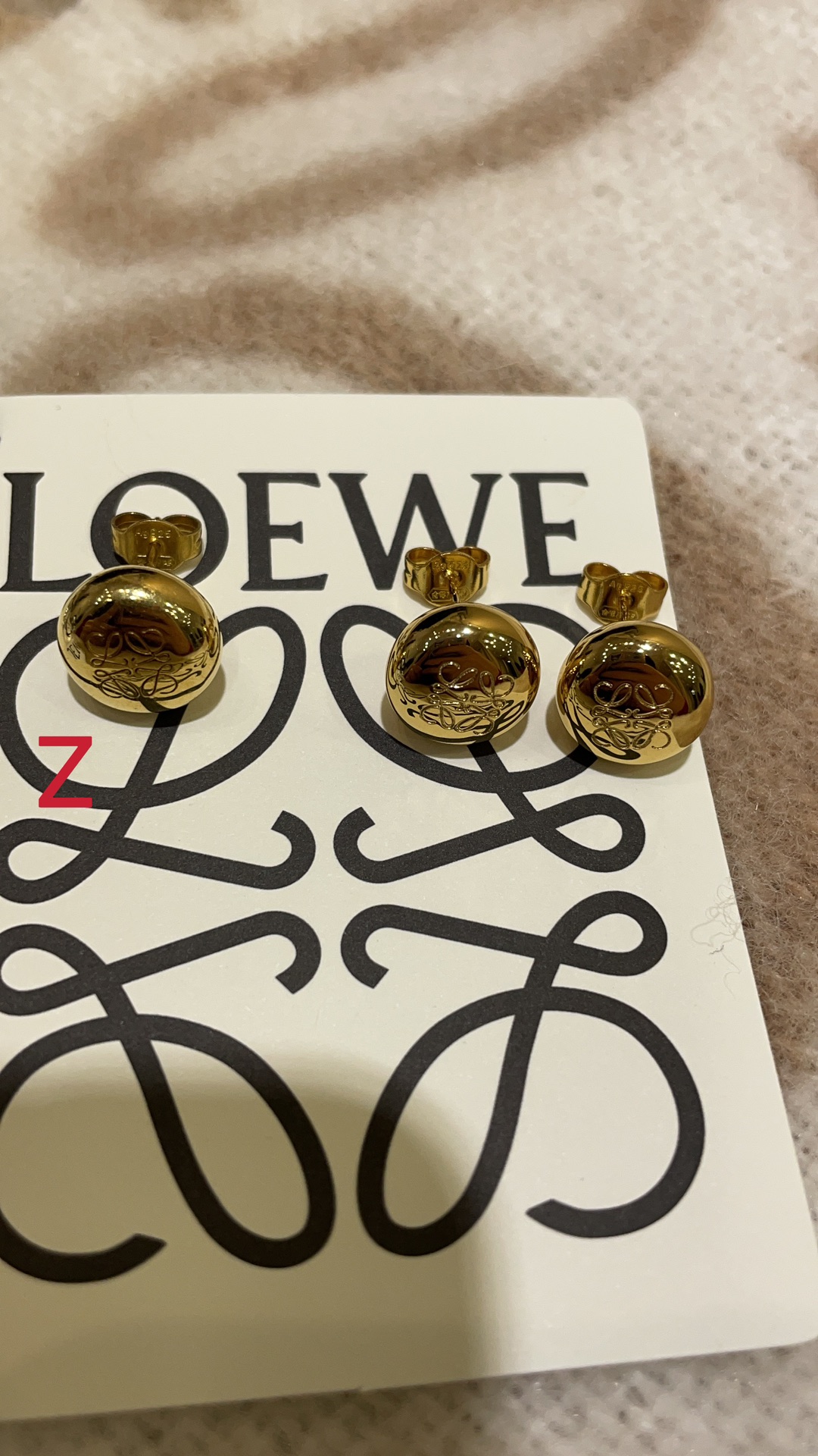 今日到货🆕购入yb
𝐿𝑂𝐸𝑊𝐸 新款金色Anagram纽扣小圆豆耳钉

可可爱爱的金色小纽扣 圆润饱满
金属亮面➕logo 极简与高级感的融合 
真的是一眼惊艳 各种风格都能驾驭
yb银材质 定制款黄铜材质真金电镀
