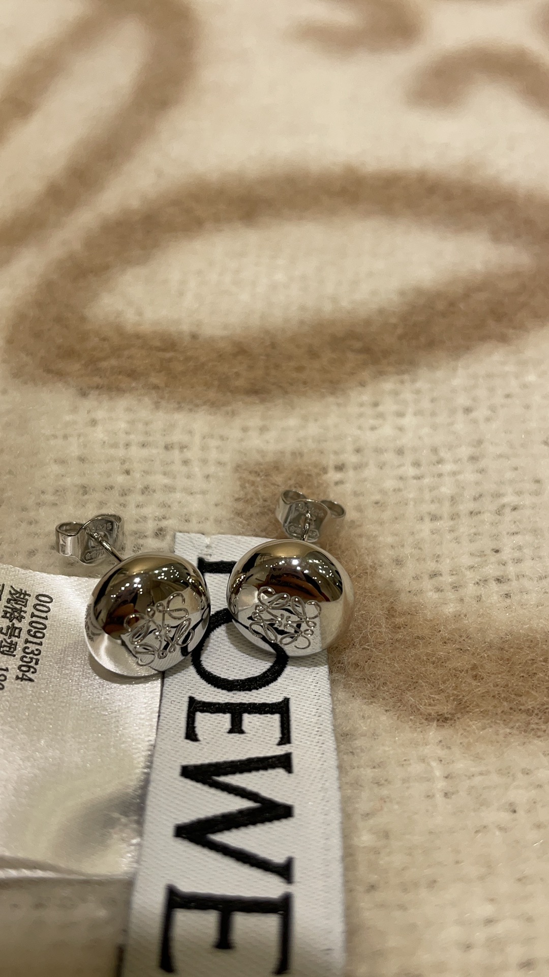 今日到货🆕购入yb
𝐿𝑂𝐸𝑊𝐸 新款银色Anagram纽扣小圆豆耳钉

可可爱爱的银色小纽扣 圆润饱满
金属亮面➕logo 极简与高级感的融合 
真的是一眼惊艳 各种风格都能驾驭
yb银材质 定制款黄铜材质真金电镀
