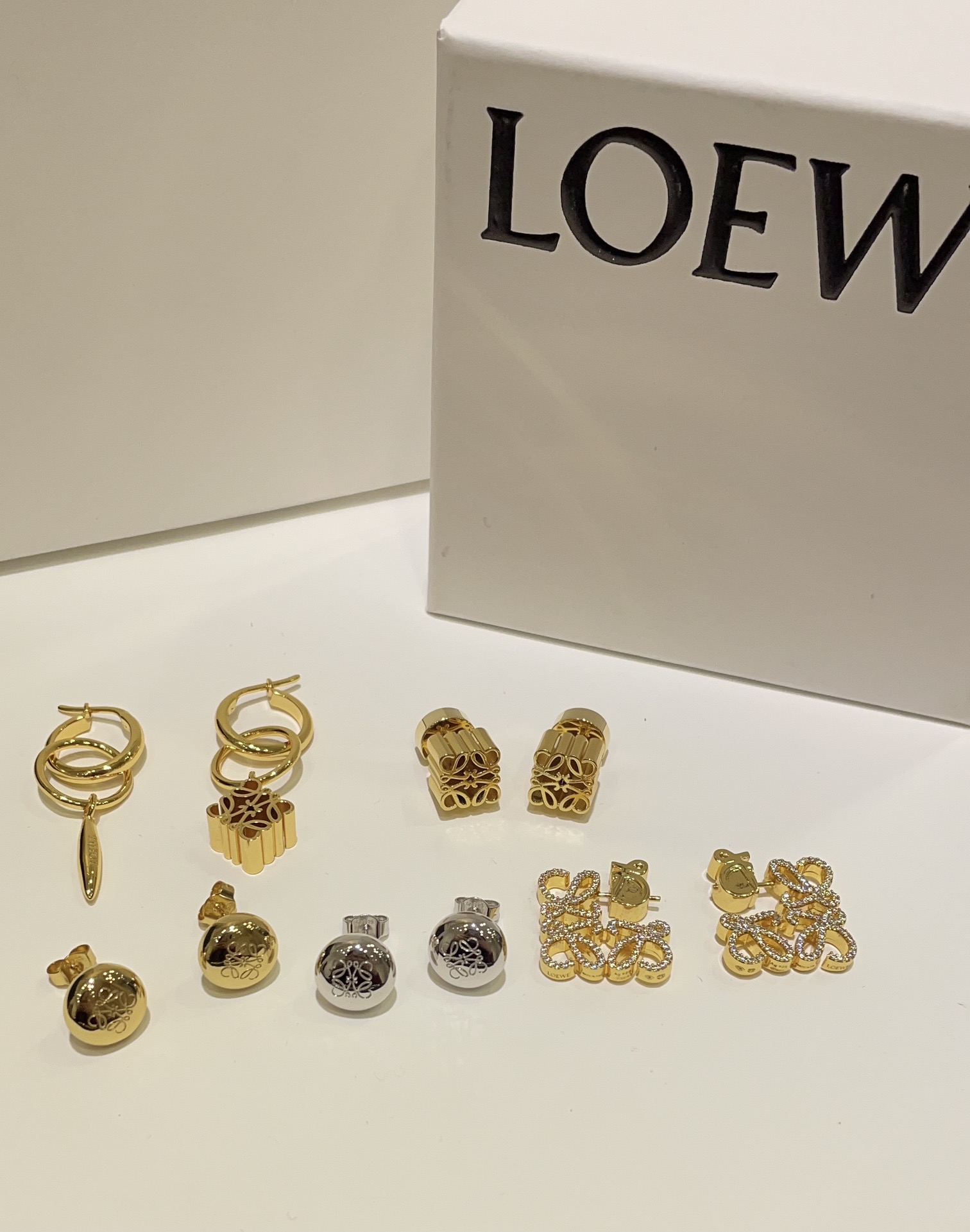 今日到货🆕购入yb
𝐿𝑂𝐸𝑊𝐸 新款银色Anagram纽扣小圆豆耳钉

可可爱爱的银色小纽扣 圆润饱满
金属亮面➕logo 极简与高级感的融合 
真的是一眼惊艳 各种风格都能驾驭
yb银材质 定制款黄铜材质真金电镀
