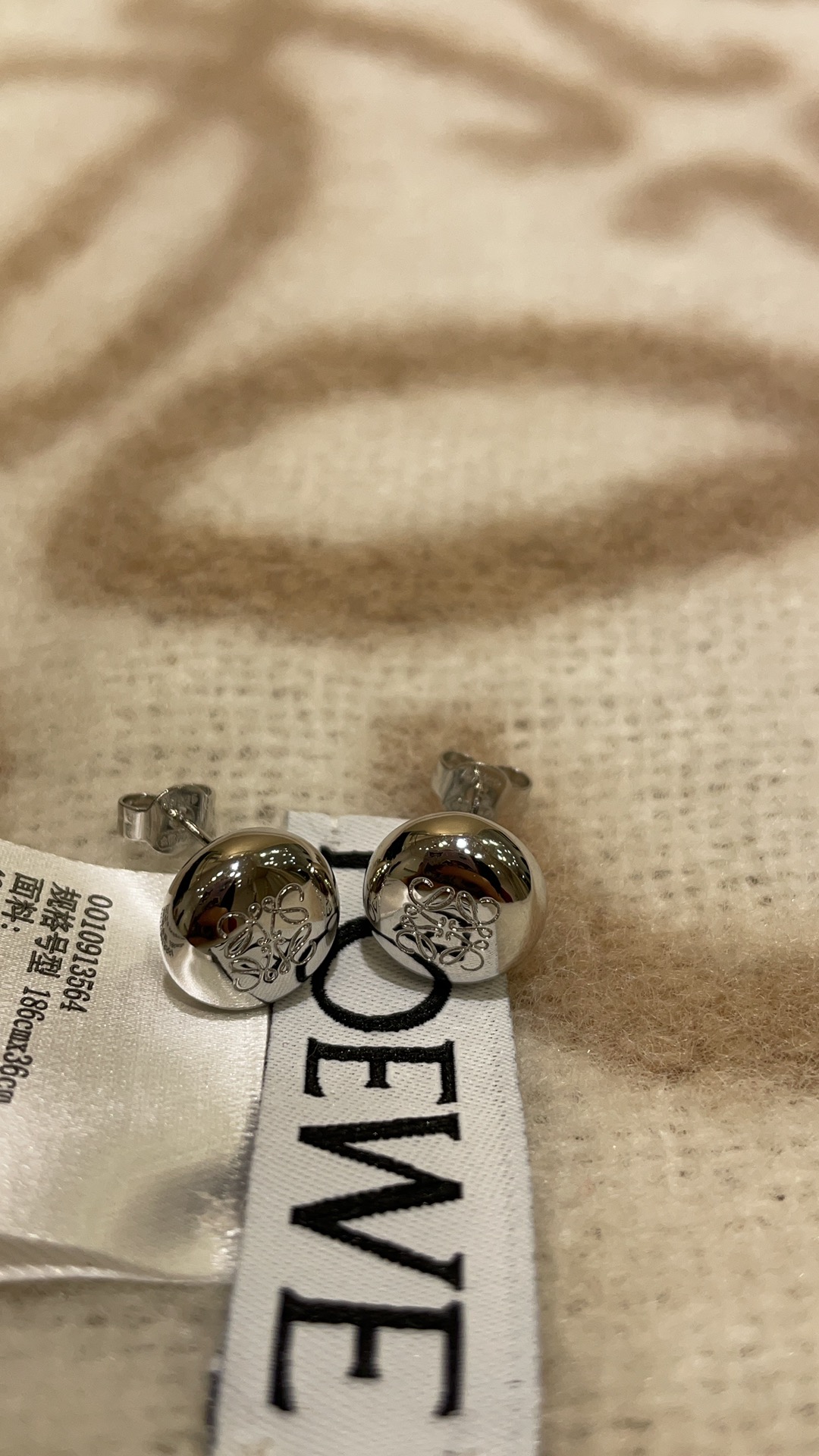 今日到货🆕购入yb
𝐿𝑂𝐸𝑊𝐸 新款银色Anagram纽扣小圆豆耳钉

可可爱爱的银色小纽扣 圆润饱满
金属亮面➕logo 极简与高级感的融合 
真的是一眼惊艳 各种风格都能驾驭
yb银材质 定制款黄铜材质真金电镀
