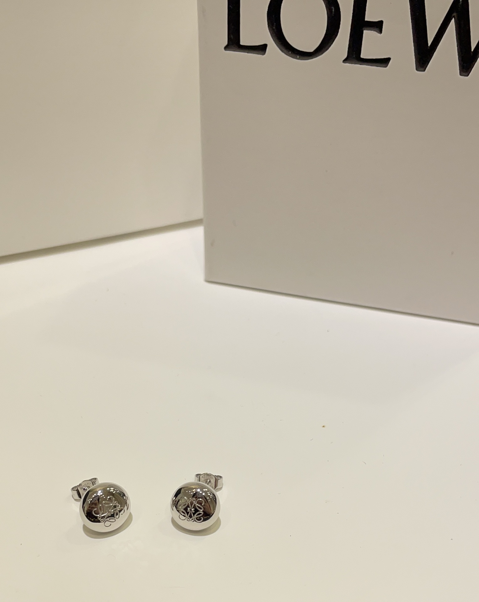 今日到货🆕购入yb
𝐿𝑂𝐸𝑊𝐸 新款银色Anagram纽扣小圆豆耳钉

可可爱爱的银色小纽扣 圆润饱满
金属亮面➕logo 极简与高级感的融合 
真的是一眼惊艳 各种风格都能驾驭
yb银材质 定制款黄铜材质真金电镀
