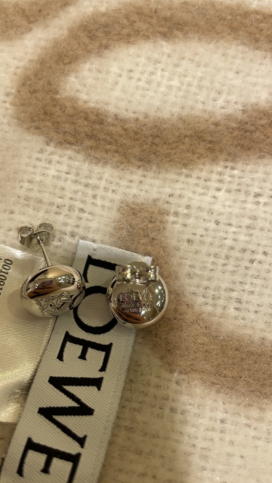 今日到货🆕购入yb
𝐿𝑂𝐸𝑊𝐸 新款银色Anagram纽扣小圆豆耳钉

可可爱爱的银色小纽扣 圆润饱满
金属亮面➕logo 极简与高级感的融合 
真的是一眼惊艳 各种风格都能驾驭
yb银材质 定制款黄铜材质真金电镀
