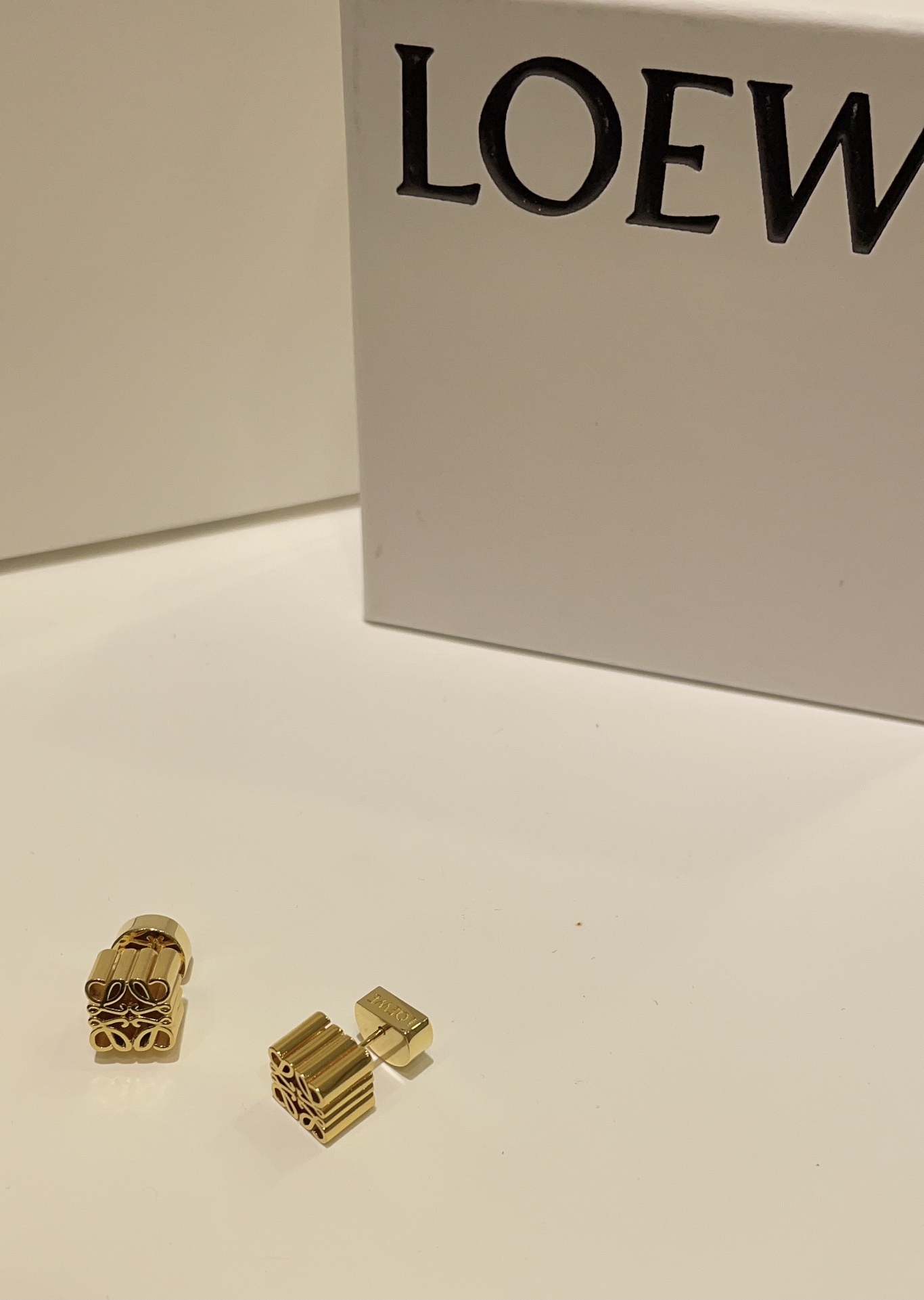 𝐿𝑂𝐸𝑊𝐸 新款Anagram系列合集

极简风格天花板设计 谁戴谁好看
日常通勤or凹造型都能搭配🥮
一系列购入yb 买到赚到闭眼入啦