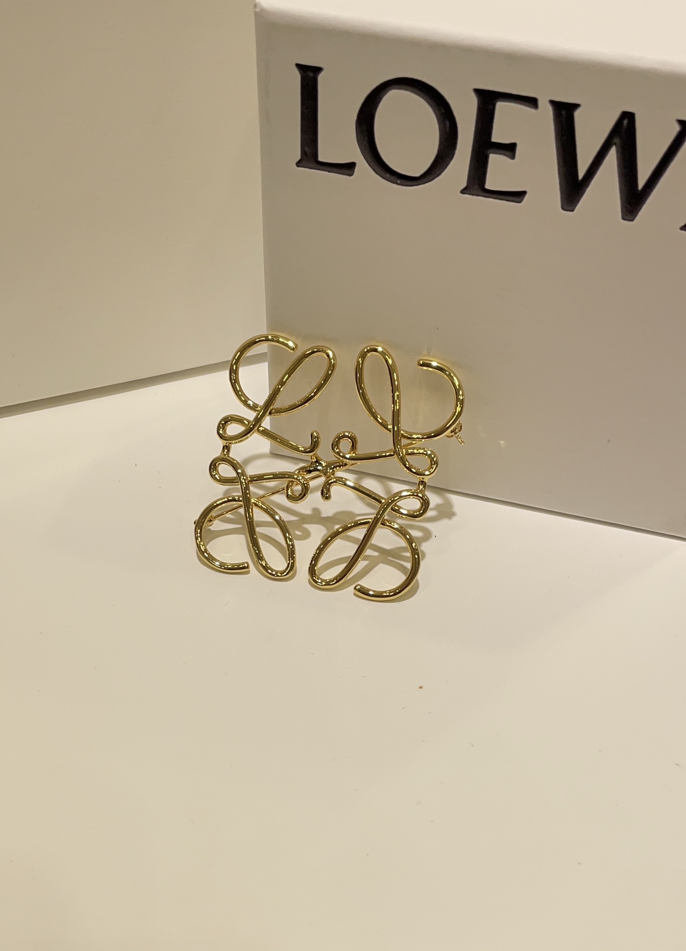 𝐿𝑂𝐸𝑊𝐸 新款Anagram系列合集

极简风格天花板设计 谁戴谁好看
日常通勤or凹造型都能搭配🥮
一系列购入yb 买到赚到闭眼入啦