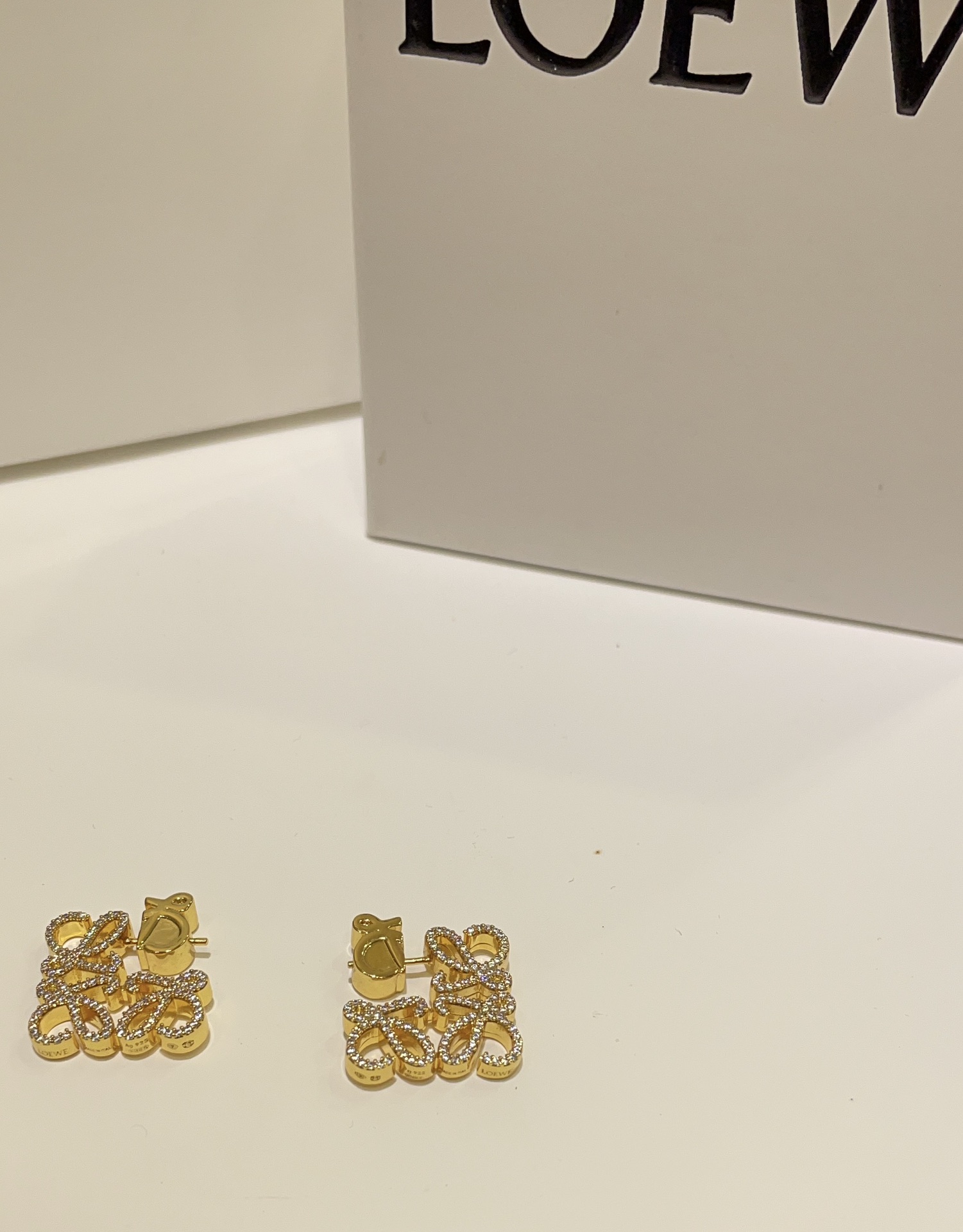 𝐿𝑂𝐸𝑊𝐸 新款Anagram系列合集

极简风格天花板设计 谁戴谁好看
日常通勤or凹造型都能搭配🥮
一系列购入yb 买到赚到闭眼入啦