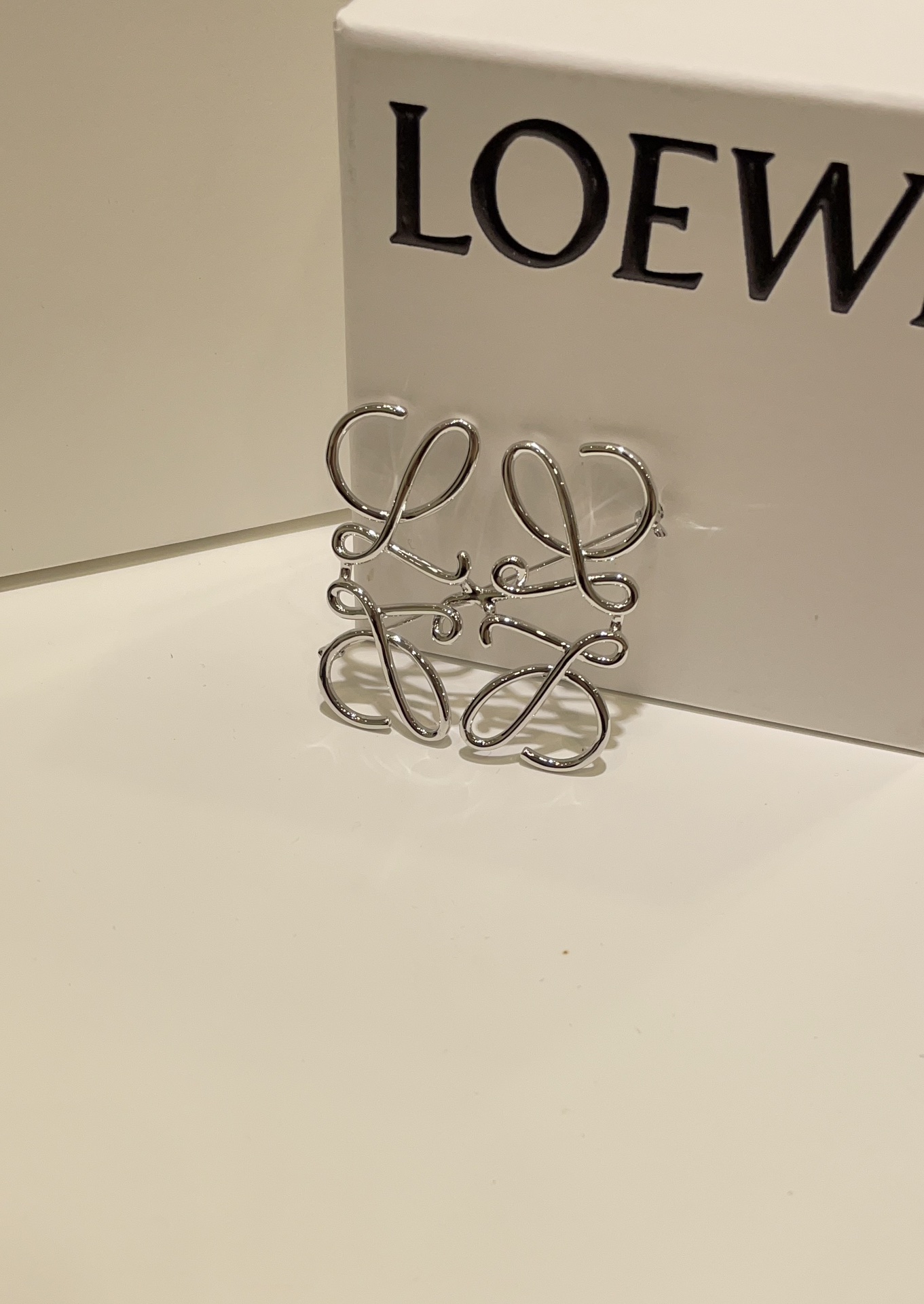 𝐿𝑂𝐸𝑊𝐸 新款Anagram系列合集

极简风格天花板设计 谁戴谁好看
日常通勤or凹造型都能搭配🥮
一系列购入yb 买到赚到闭眼入啦