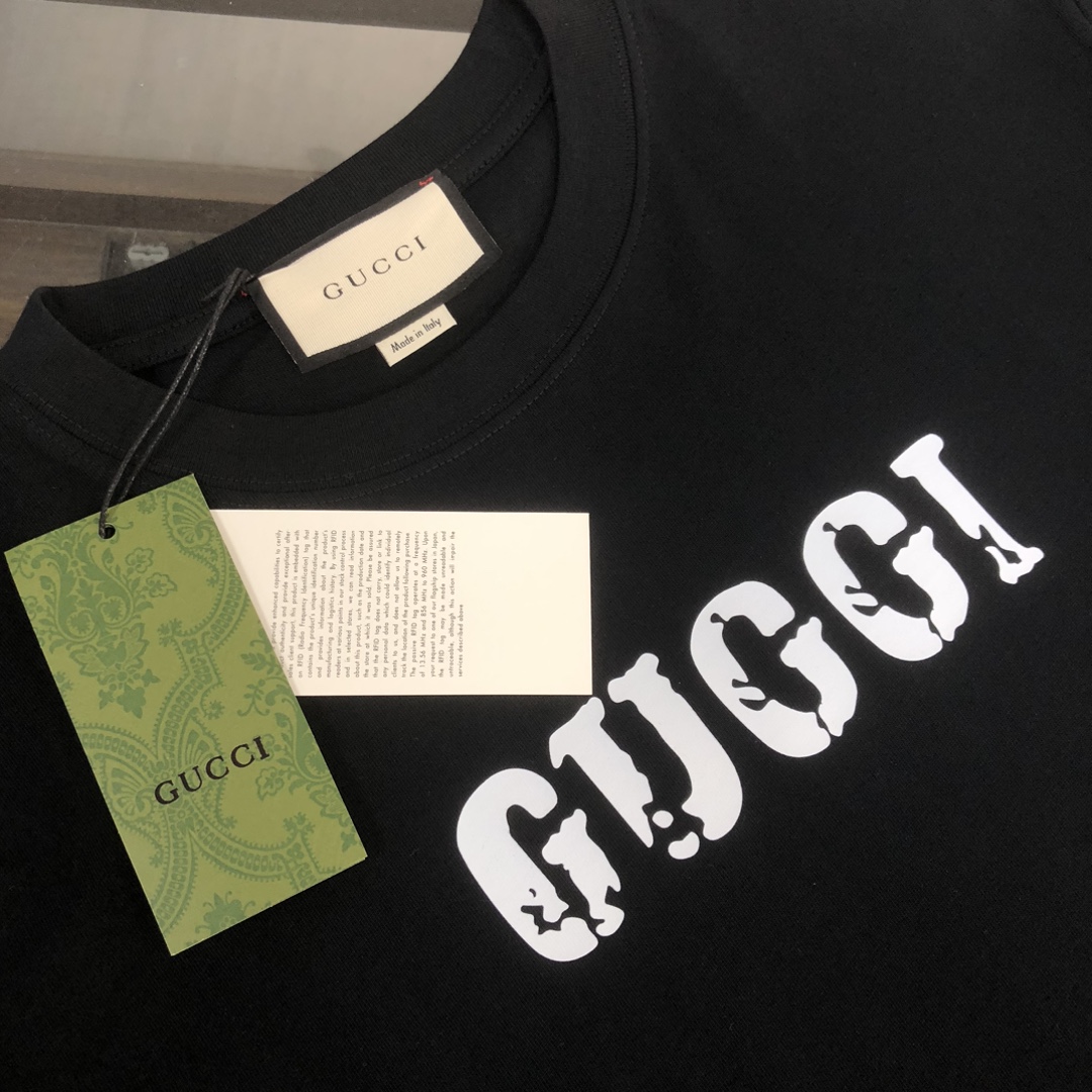 105💰  C🌟GUCCI 古驰 24春夏最新款前后立体字母印花短袖圆领T恤～Logo精致升级～定制纯棉面料，极为亲肤舒适， 摸上去手感非常的柔软，质感很好，做工细致。完美体现立体感 符合品牌一贯的设计风格，整体非常不错！时尚品味T恤衫，而且内搭单穿都完全没问题！上身效果超赞👍
颜色：黑色 杏色  
码数：XS S M L（下单请报身高体重）