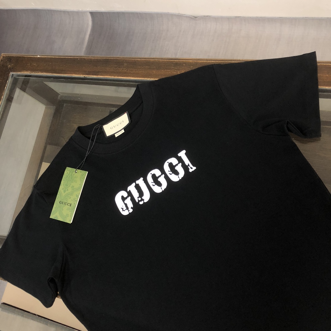 105💰  C🌟GUCCI 古驰 24春夏最新款前后立体字母印花短袖圆领T恤～Logo精致升级～定制纯棉面料，极为亲肤舒适， 摸上去手感非常的柔软，质感很好，做工细致。完美体现立体感 符合品牌一贯的设计风格，整体非常不错！时尚品味T恤衫，而且内搭单穿都完全没问题！上身效果超赞👍
颜色：黑色 杏色  
码数：XS S M L（下单请报身高体重）