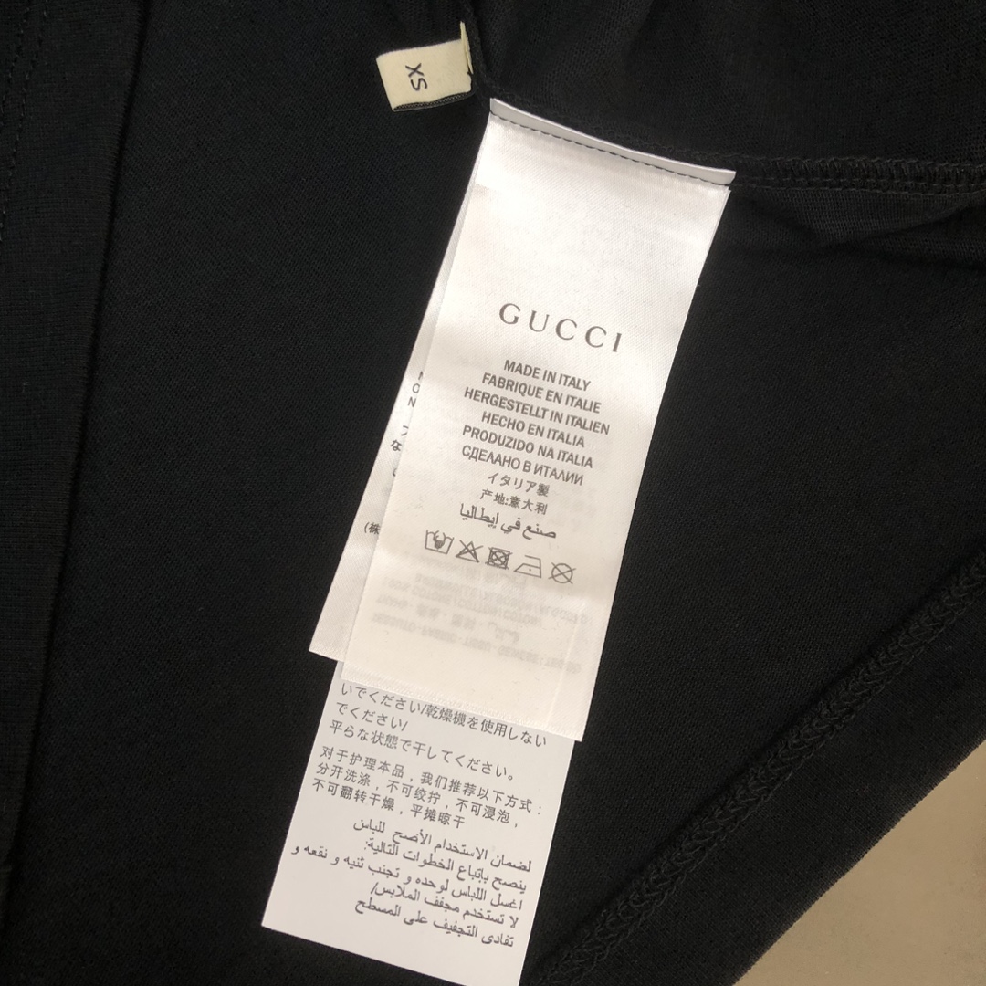 105💰  C🌟GUCCI 古驰 24春夏最新款前后立体字母印花短袖圆领T恤～Logo精致升级～定制纯棉面料，极为亲肤舒适， 摸上去手感非常的柔软，质感很好，做工细致。完美体现立体感 符合品牌一贯的设计风格，整体非常不错！时尚品味T恤衫，而且内搭单穿都完全没问题！上身效果超赞👍
颜色：黑色 杏色  
码数：XS S M L（下单请报身高体重）