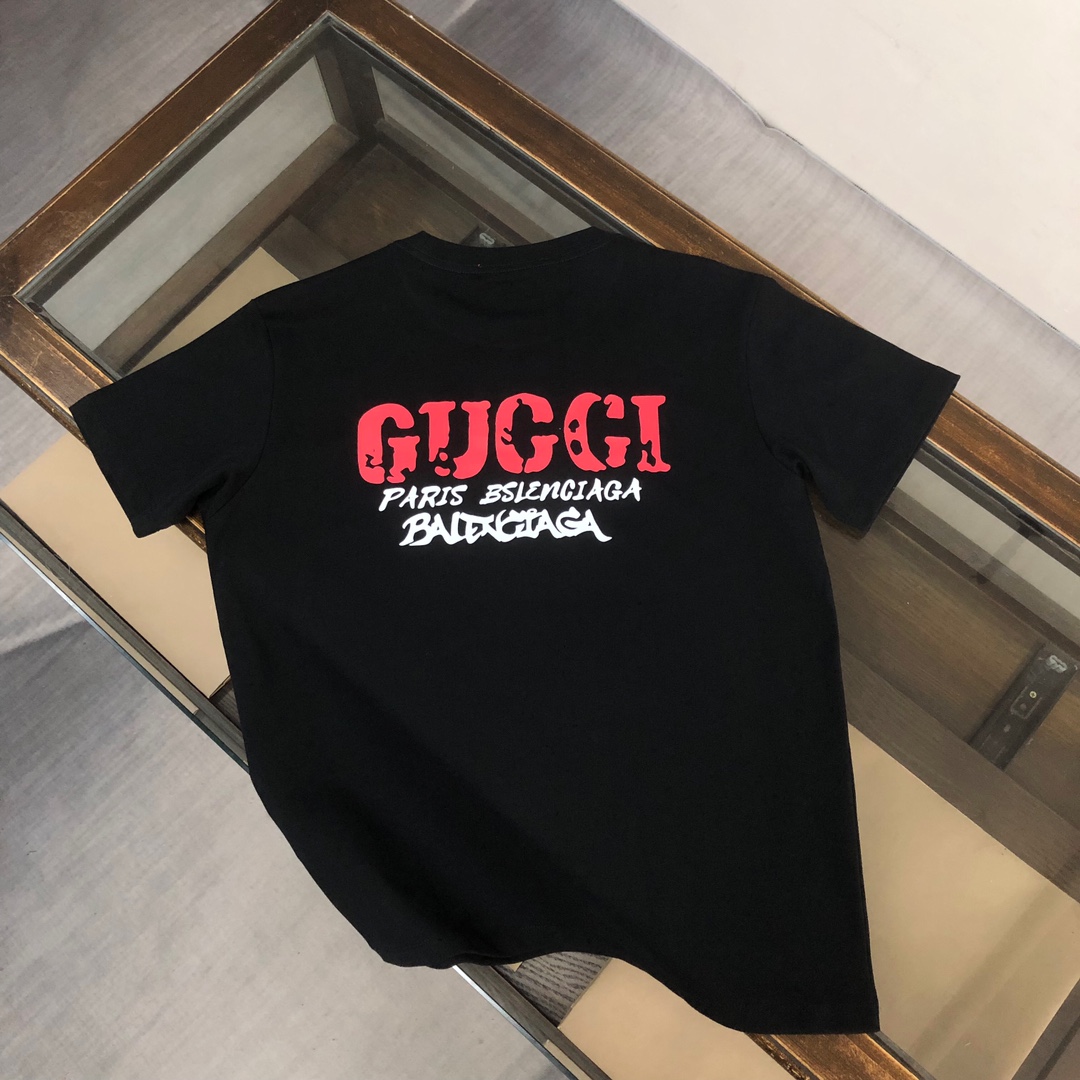 105💰  C🌟GUCCI 古驰 24春夏最新款前后立体字母印花短袖圆领T恤～Logo精致升级～定制纯棉面料，极为亲肤舒适， 摸上去手感非常的柔软，质感很好，做工细致。完美体现立体感 符合品牌一贯的设计风格，整体非常不错！时尚品味T恤衫，而且内搭单穿都完全没问题！上身效果超赞👍
颜色：黑色 杏色  
码数：XS S M L（下单请报身高体重）
