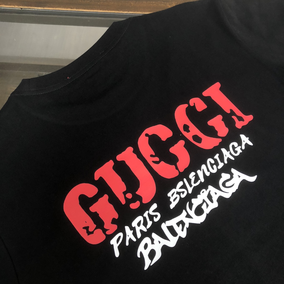 105💰  C🌟GUCCI 古驰 24春夏最新款前后立体字母印花短袖圆领T恤～Logo精致升级～定制纯棉面料，极为亲肤舒适， 摸上去手感非常的柔软，质感很好，做工细致。完美体现立体感 符合品牌一贯的设计风格，整体非常不错！时尚品味T恤衫，而且内搭单穿都完全没问题！上身效果超赞👍
颜色：黑色 杏色  
码数：XS S M L（下单请报身高体重）