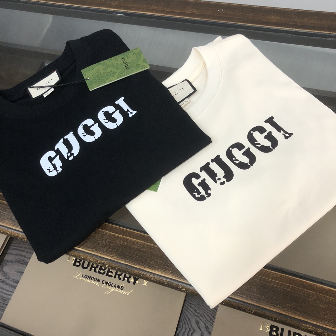105💰  C🌟GUCCI 古驰 24春夏最新款前后立体字母印花短袖圆领T恤～Logo精致升级～定制纯棉面料，极为亲肤舒适， 摸上去手感非常的柔软，质感很好，做工细致。完美体现立体感 符合品牌一贯的设计风格，整体非常不错！时尚品味T恤衫，而且内搭单穿都完全没问题！上身效果超赞👍
颜色：黑色 杏色  
码数：XS S M L（下单请报身高体重）