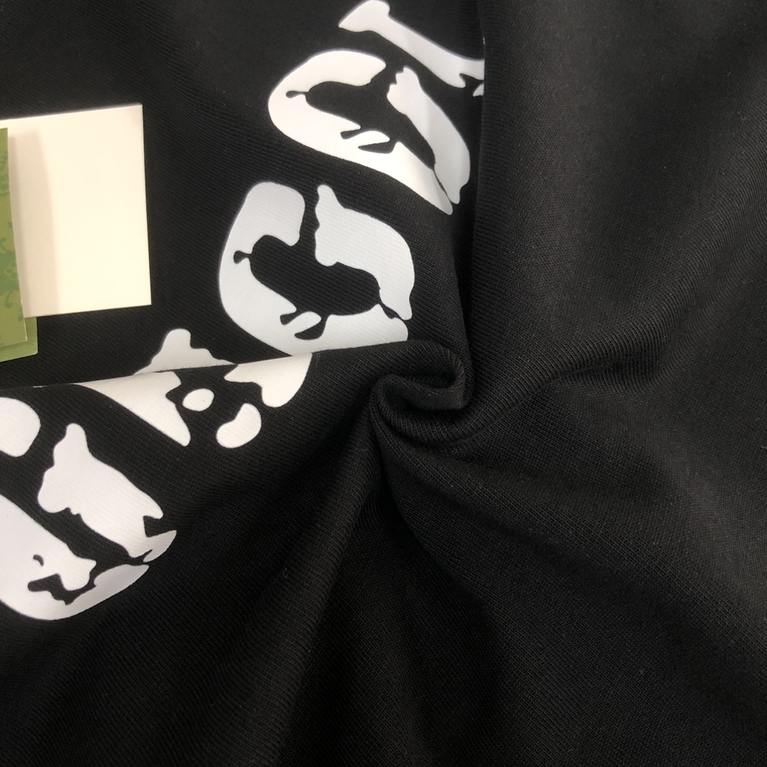 105💰  C🌟GUCCI 古驰 24春夏最新款前后立体字母印花短袖圆领T恤～Logo精致升级～定制纯棉面料，极为亲肤舒适， 摸上去手感非常的柔软，质感很好，做工细致。完美体现立体感 符合品牌一贯的设计风格，整体非常不错！时尚品味T恤衫，而且内搭单穿都完全没问题！上身效果超赞👍
颜色：黑色 杏色  
码数：XS S M L（下单请报身高体重）