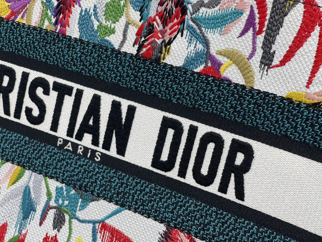 迪奥Dior顶级进口原厂刺绣购物袋中号竹叶彩动物多数人消费奢侈品牌首先想到的是买实用型的经典款但其实像D