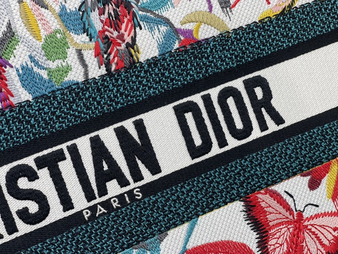 迪奥Dior顶级进口原厂刺绣购物袋大号竹叶彩动物多数人消费奢侈品牌首先想到的是买实用型的经典款但其实像D