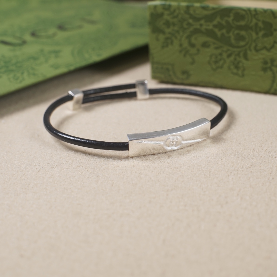 Gucci Interlocking G Silver & Leather Bracelet, New Collection 4 i1706772723 8992 2