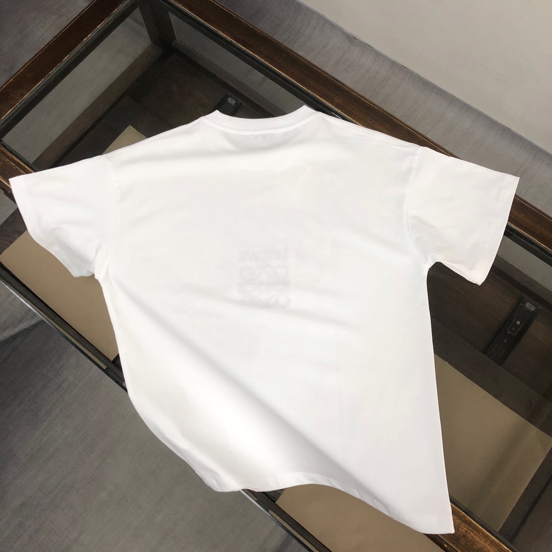 105💰 C✨LOEWE 罗意威 24最新款情侣款短袖T恤～立体字母刺绣设计～面料上身舒适透气，不僵硬，修身的剪裁，采用高定定制纯棉面料！上身舒适有型，内搭单穿都完全没问题，时尚潮人必备！！！
颜色：黑色 白色  
码数：XS S M L（宽松版型！下单请报身高体重）