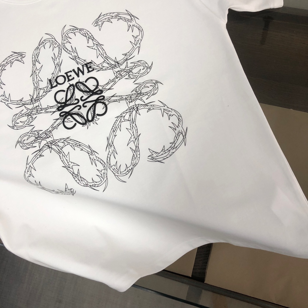105💰 C✨LOEWE 罗意威 24最新款情侣款短袖T恤～立体字母刺绣设计～面料上身舒适透气，不僵硬，修身的剪裁，采用高定定制纯棉面料！上身舒适有型，内搭单穿都完全没问题，时尚潮人必备！！！
颜色：黑色 白色  
码数：XS S M L（宽松版型！下单请报身高体重）