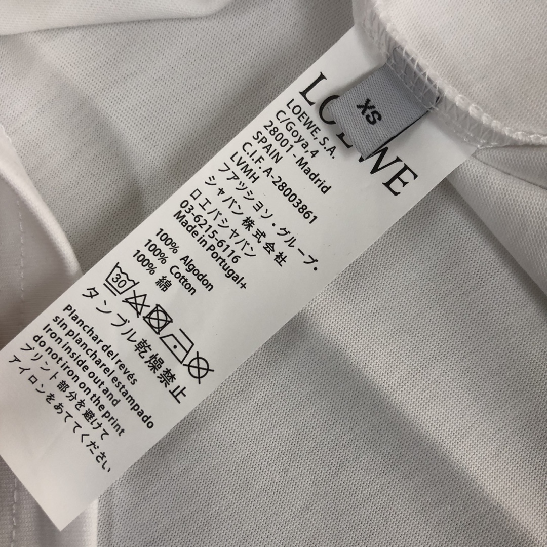 105💰 C✨LOEWE 罗意威 24最新款情侣款短袖T恤～立体字母刺绣设计～面料上身舒适透气，不僵硬，修身的剪裁，采用高定定制纯棉面料！上身舒适有型，内搭单穿都完全没问题，时尚潮人必备！！！
颜色：黑色 白色  
码数：XS S M L（宽松版型！下单请报身高体重）