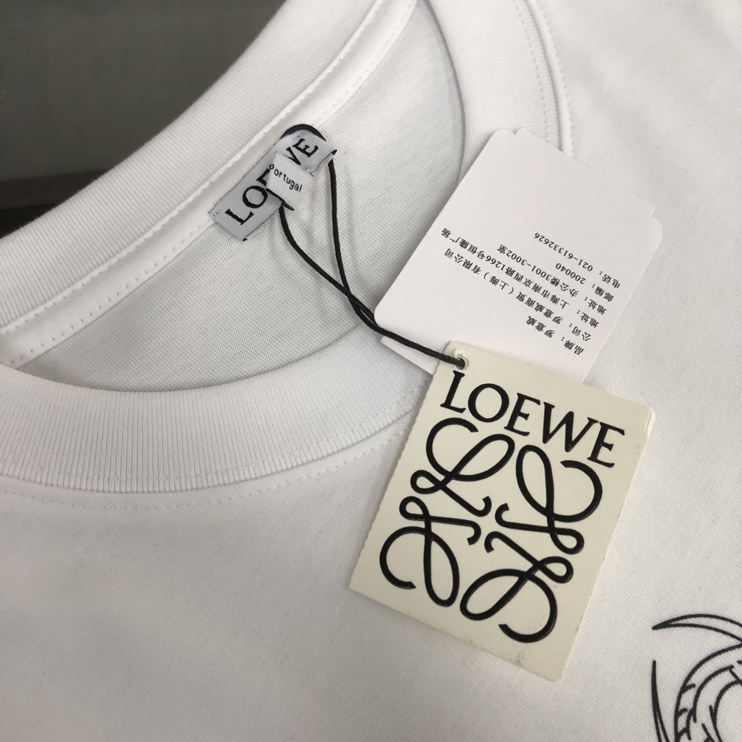 105💰 C✨LOEWE 罗意威 24最新款情侣款短袖T恤～立体字母刺绣设计～面料上身舒适透气，不僵硬，修身的剪裁，采用高定定制纯棉面料！上身舒适有型，内搭单穿都完全没问题，时尚潮人必备！！！
颜色：黑色 白色  
码数：XS S M L（宽松版型！下单请报身高体重）
