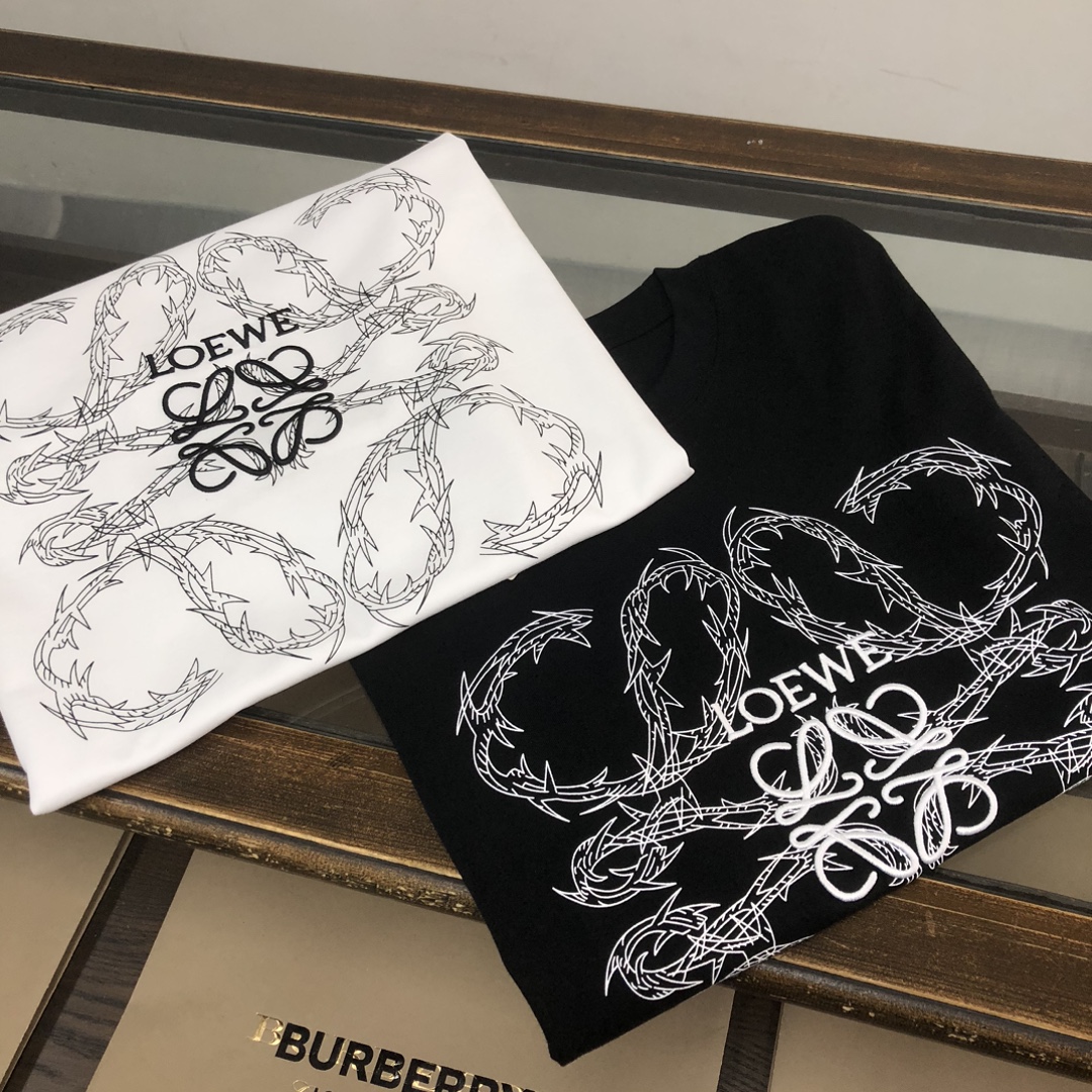 105💰 C✨LOEWE 罗意威 24最新款情侣款短袖T恤～立体字母刺绣设计～面料上身舒适透气，不僵硬，修身的剪裁，采用高定定制纯棉面料！上身舒适有型，内搭单穿都完全没问题，时尚潮人必备！！！
颜色：黑色 白色  
码数：XS S M L（宽松版型！下单请报身高体重）