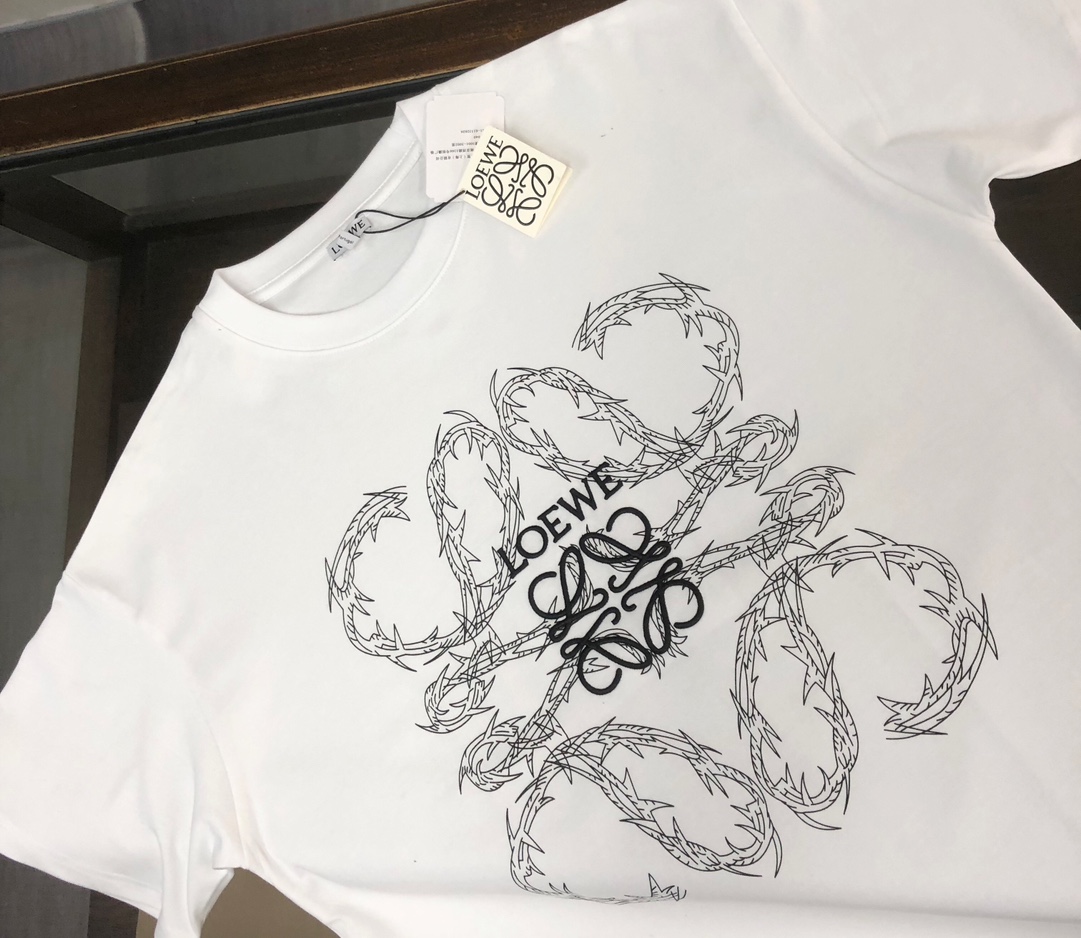 105💰 C✨LOEWE 罗意威 24最新款情侣款短袖T恤～立体字母刺绣设计～面料上身舒适透气，不僵硬，修身的剪裁，采用高定定制纯棉面料！上身舒适有型，内搭单穿都完全没问题，时尚潮人必备！！！
颜色：黑色 白色  
码数：XS S M L（宽松版型！下单请报身高体重）