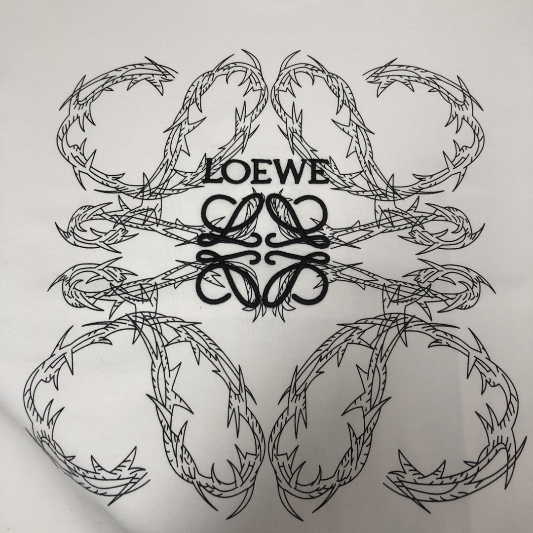 105💰 C✨LOEWE 罗意威 24最新款情侣款短袖T恤～立体字母刺绣设计～面料上身舒适透气，不僵硬，修身的剪裁，采用高定定制纯棉面料！上身舒适有型，内搭单穿都完全没问题，时尚潮人必备！！！
颜色：黑色 白色  
码数：XS S M L（宽松版型！下单请报身高体重）