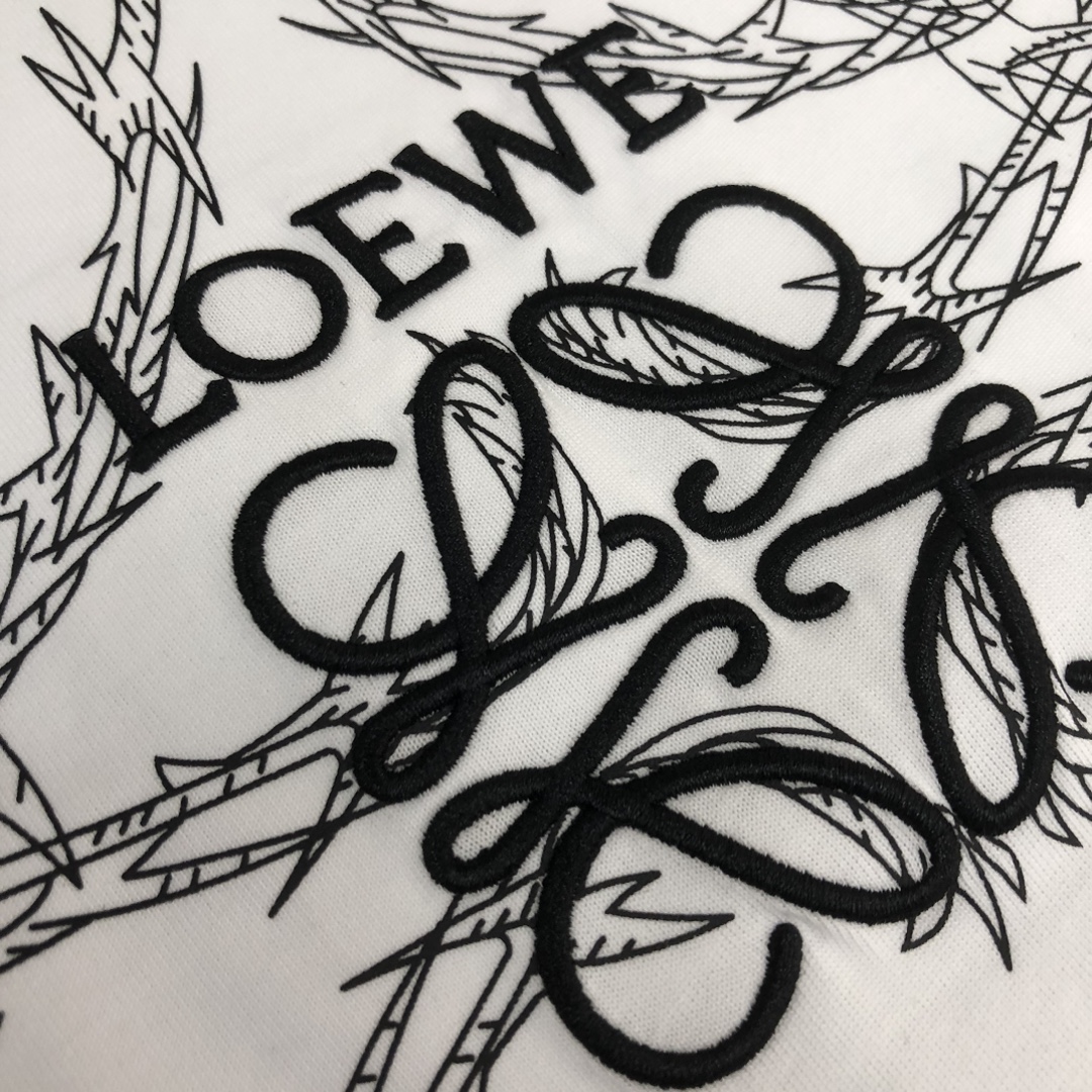 105💰 C✨LOEWE 罗意威 24最新款情侣款短袖T恤～立体字母刺绣设计～面料上身舒适透气，不僵硬，修身的剪裁，采用高定定制纯棉面料！上身舒适有型，内搭单穿都完全没问题，时尚潮人必备！！！
颜色：黑色 白色  
码数：XS S M L（宽松版型！下单请报身高体重）