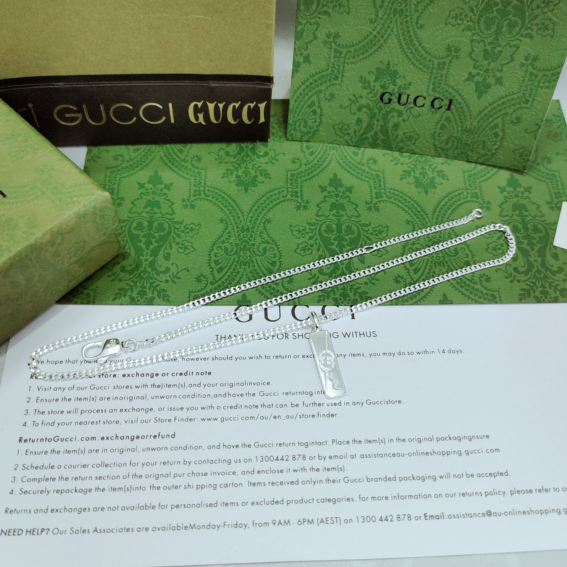 p160Gucci这款斜纹互扣式双G刻花在标牌 吊坠及手链饰以及GG Supreme帆布 皮革和织物等非金属材质中惊艳亮相 这款配以缀饰斜纹互扣式双G刻花的竖版标牌吊坠
尺寸:50+5