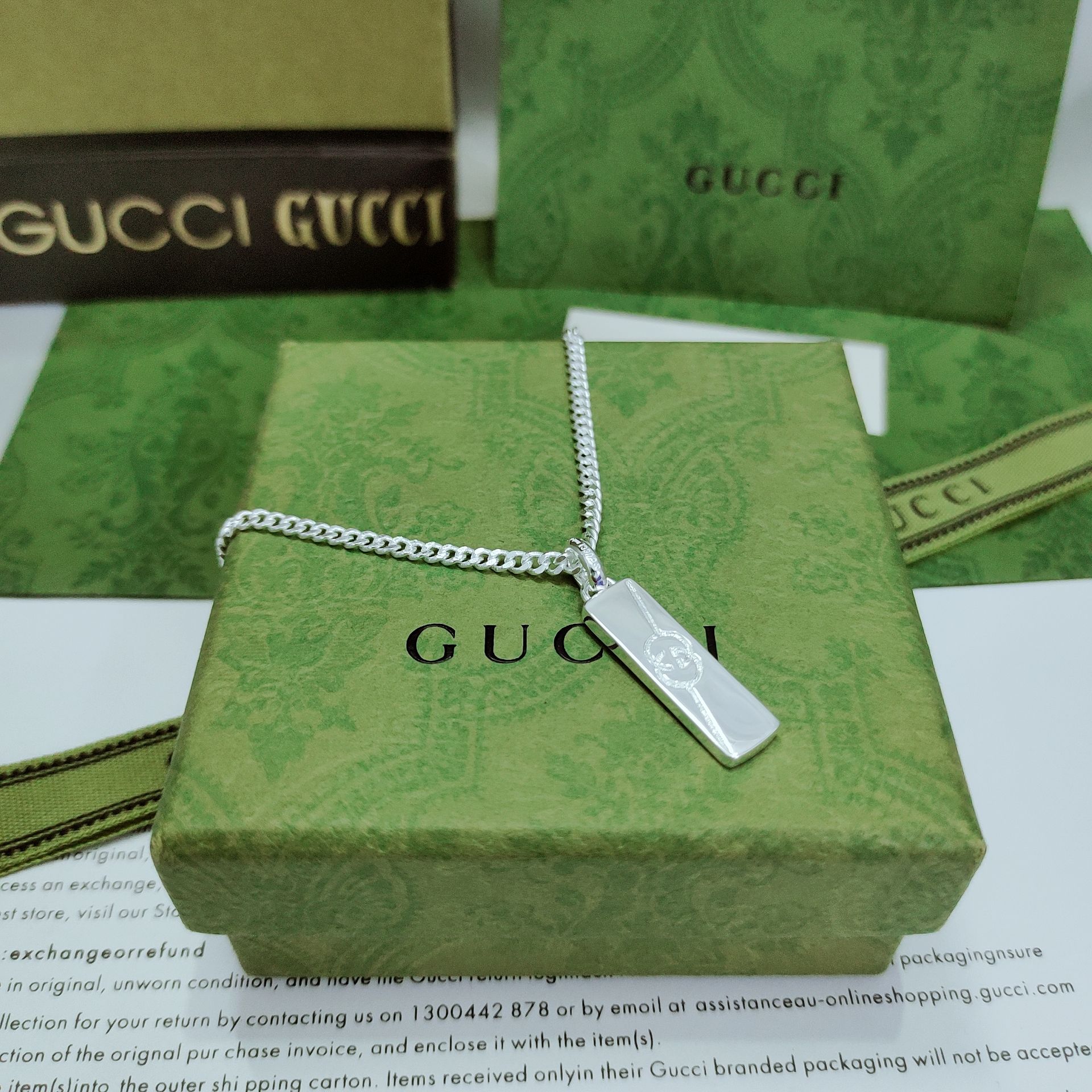 p160Gucci这款斜纹互扣式双G刻花在标牌 吊坠及手链饰以及GG Supreme帆布 皮革和织物等非金属材质中惊艳亮相 这款配以缀饰斜纹互扣式双G刻花的竖版标牌吊坠
尺寸:50+5