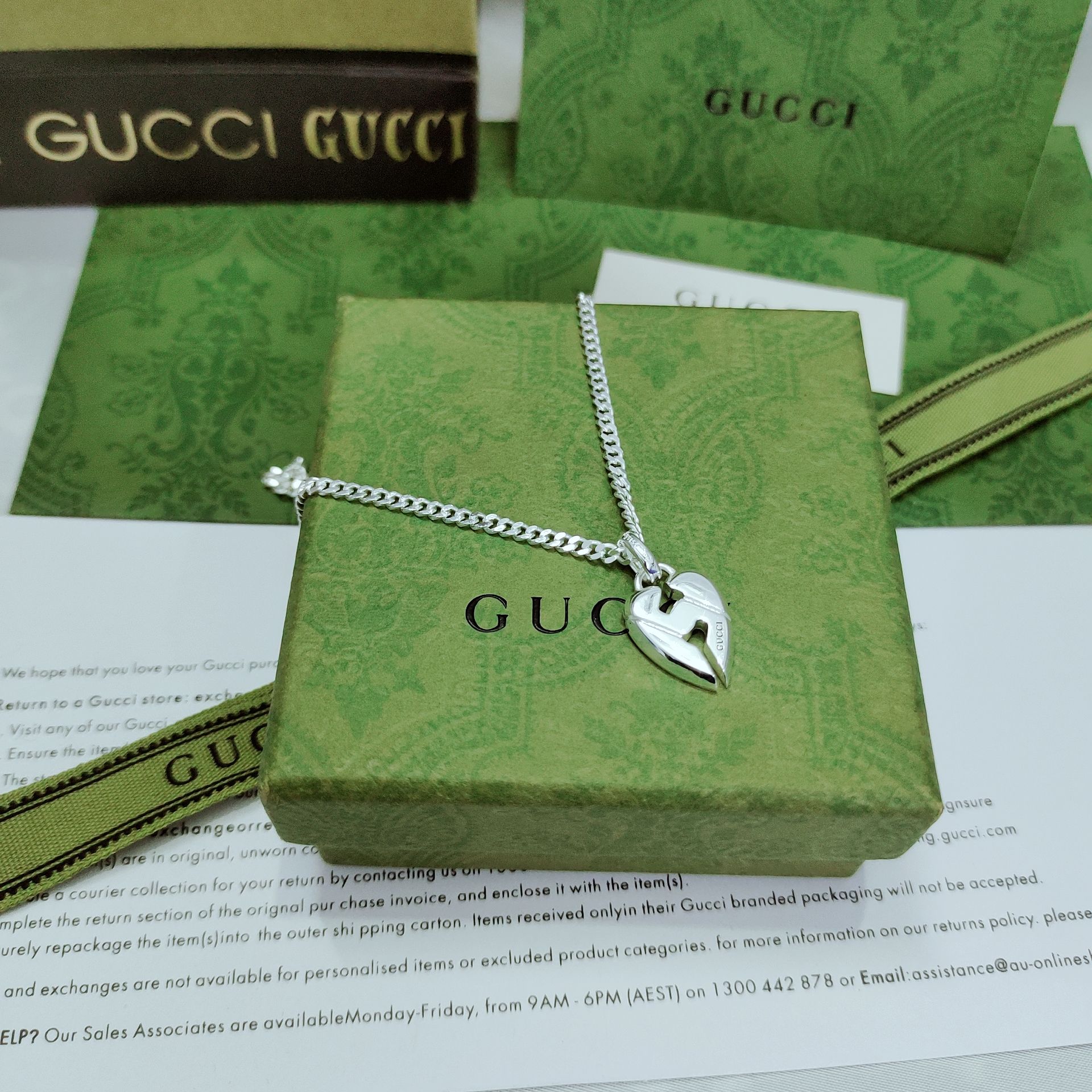 p145Gucci这款互扣心形项链 饰有侧身链身 吊坠Logo为这款项链经典时尚造型
尺寸:50+5