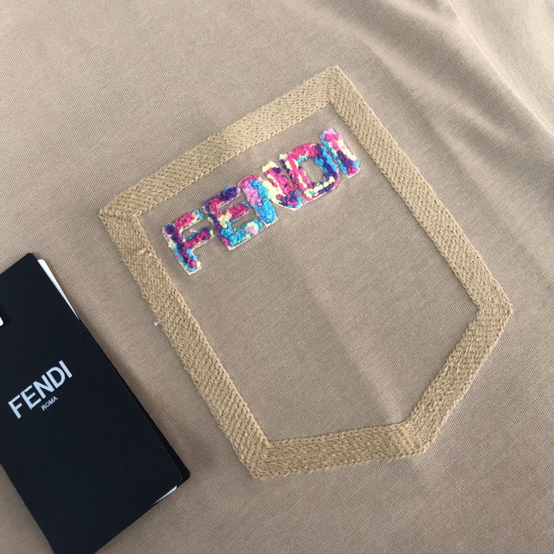 105💰  C✨FENDI 芬迪 24最新情侣款短袖T恤～面料上身舒适透气，不僵硬，修身的剪裁，采用高定定制纯棉面料！上身舒适有型，内搭单穿都完全没问题，时尚潮人必备！！！
颜色：黑色 白色 卡其
码数：XS S M L（宽松版型！下单请报身高体重）