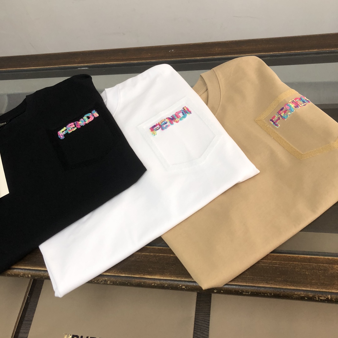 105💰  C✨FENDI 芬迪 24最新情侣款短袖T恤～面料上身舒适透气，不僵硬，修身的剪裁，采用高定定制纯棉面料！上身舒适有型，内搭单穿都完全没问题，时尚潮人必备！！！
颜色：黑色 白色 卡其
码数：XS S M L（宽松版型！下单请报身高体重）