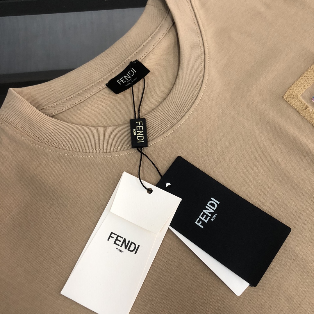 105💰  C✨FENDI 芬迪 24最新情侣款短袖T恤～面料上身舒适透气，不僵硬，修身的剪裁，采用高定定制纯棉面料！上身舒适有型，内搭单穿都完全没问题，时尚潮人必备！！！
颜色：黑色 白色 卡其
码数：XS S M L（宽松版型！下单请报身高体重）