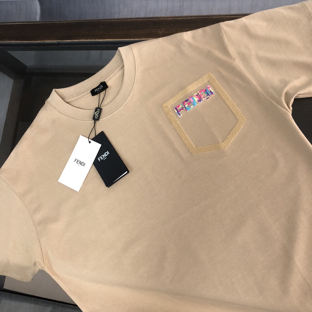 105💰  C✨FENDI 芬迪 24最新情侣款短袖T恤～面料上身舒适透气，不僵硬，修身的剪裁，采用高定定制纯棉面料！上身舒适有型，内搭单穿都完全没问题，时尚潮人必备！！！
颜色：黑色 白色 卡其
码数：XS S M L（宽松版型！下单请报身高体重）